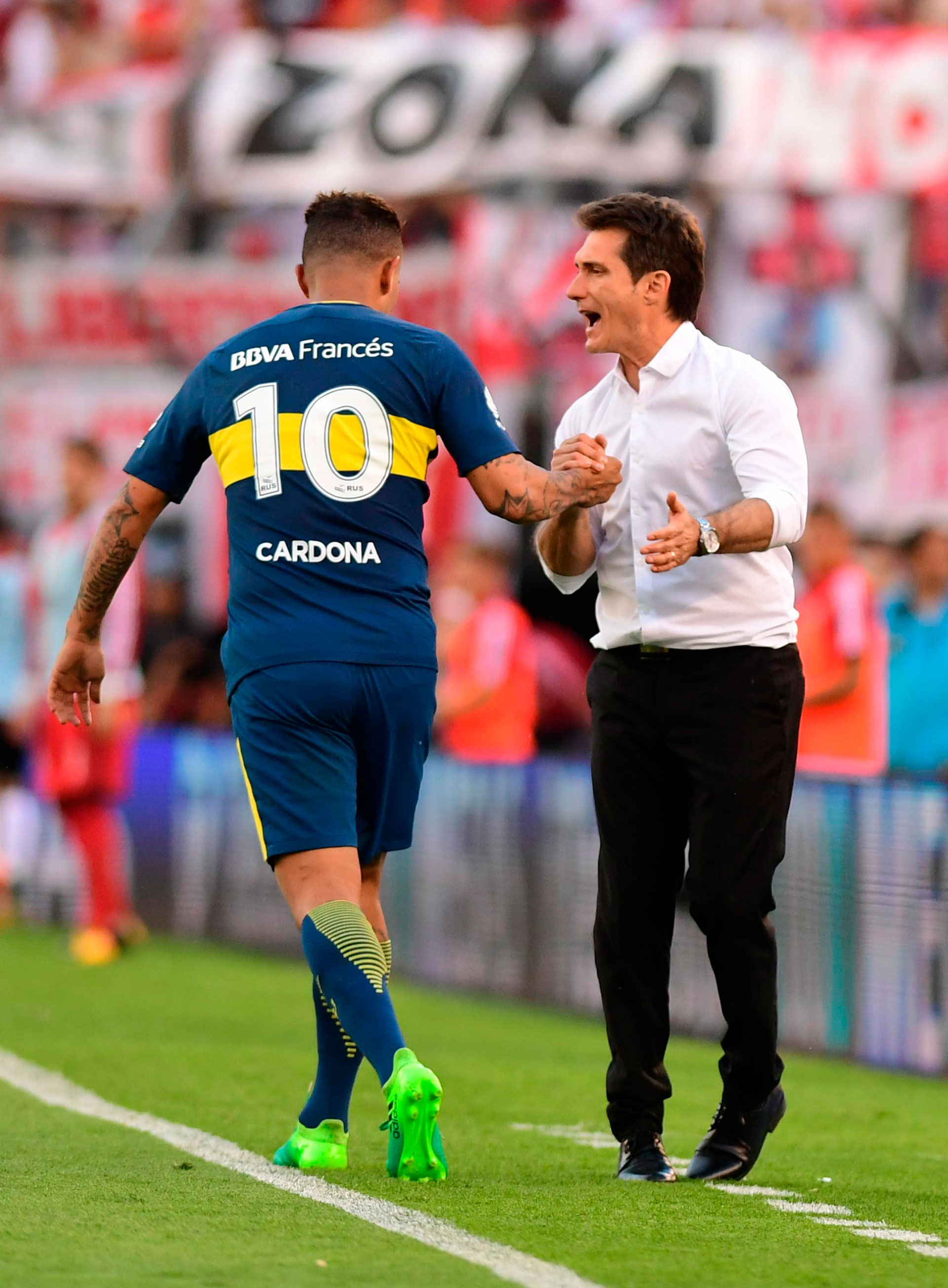 Guillermo Barros Schelotto, el líder que supo transmitir cómo se juega un Superclásico en el Monumental, saluda a Cardona tras su gol