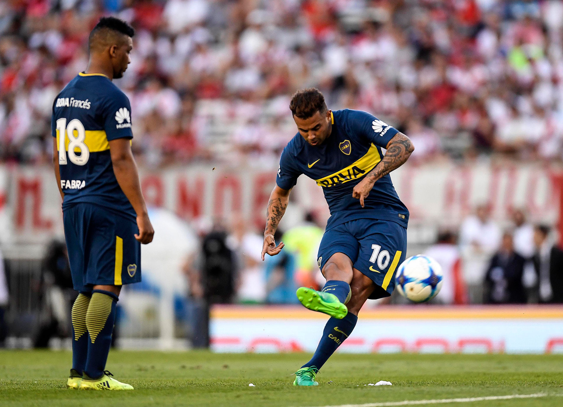 Frank Fabra es un espectador de lujo de la pegada de Cardona. Dupla colombiana para el comienzo del show