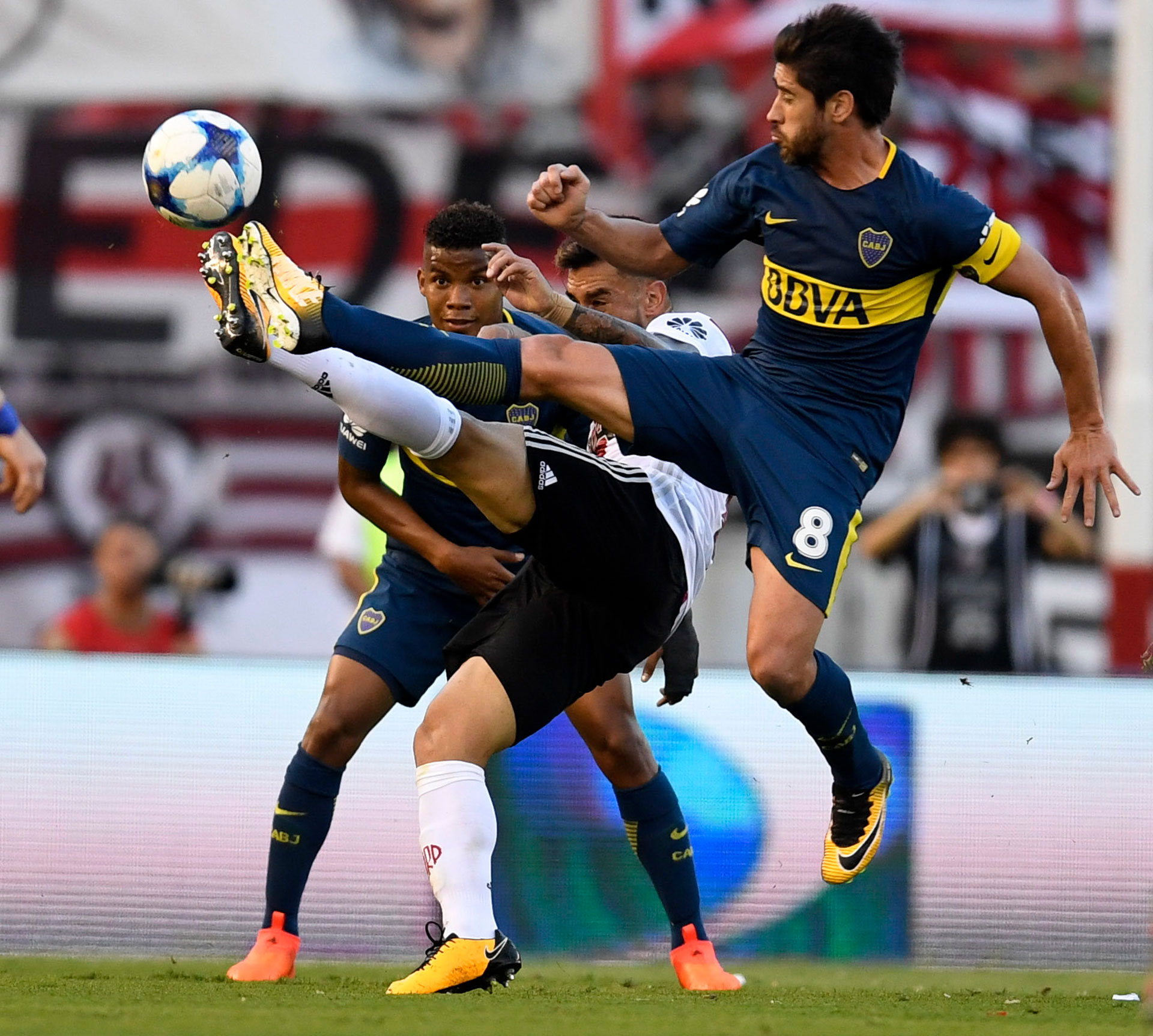 Una muestra de la superioridad numérica que siempre intentó Boca en la marca durante el Superclásico