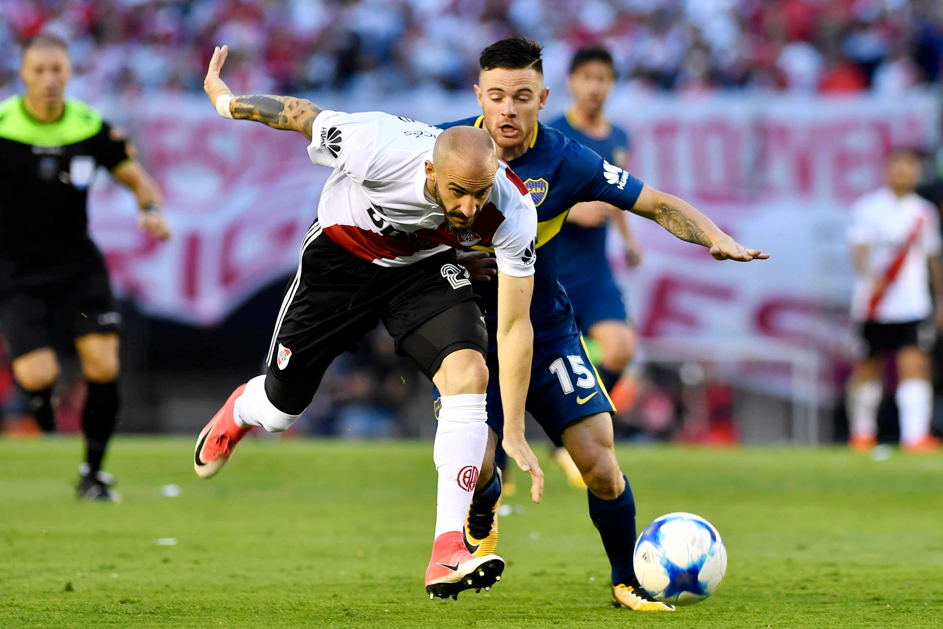 Javier Pinola y Naithan Nández, lucha cuerpo a cuerpo por la pelota. Ganaría el segundo