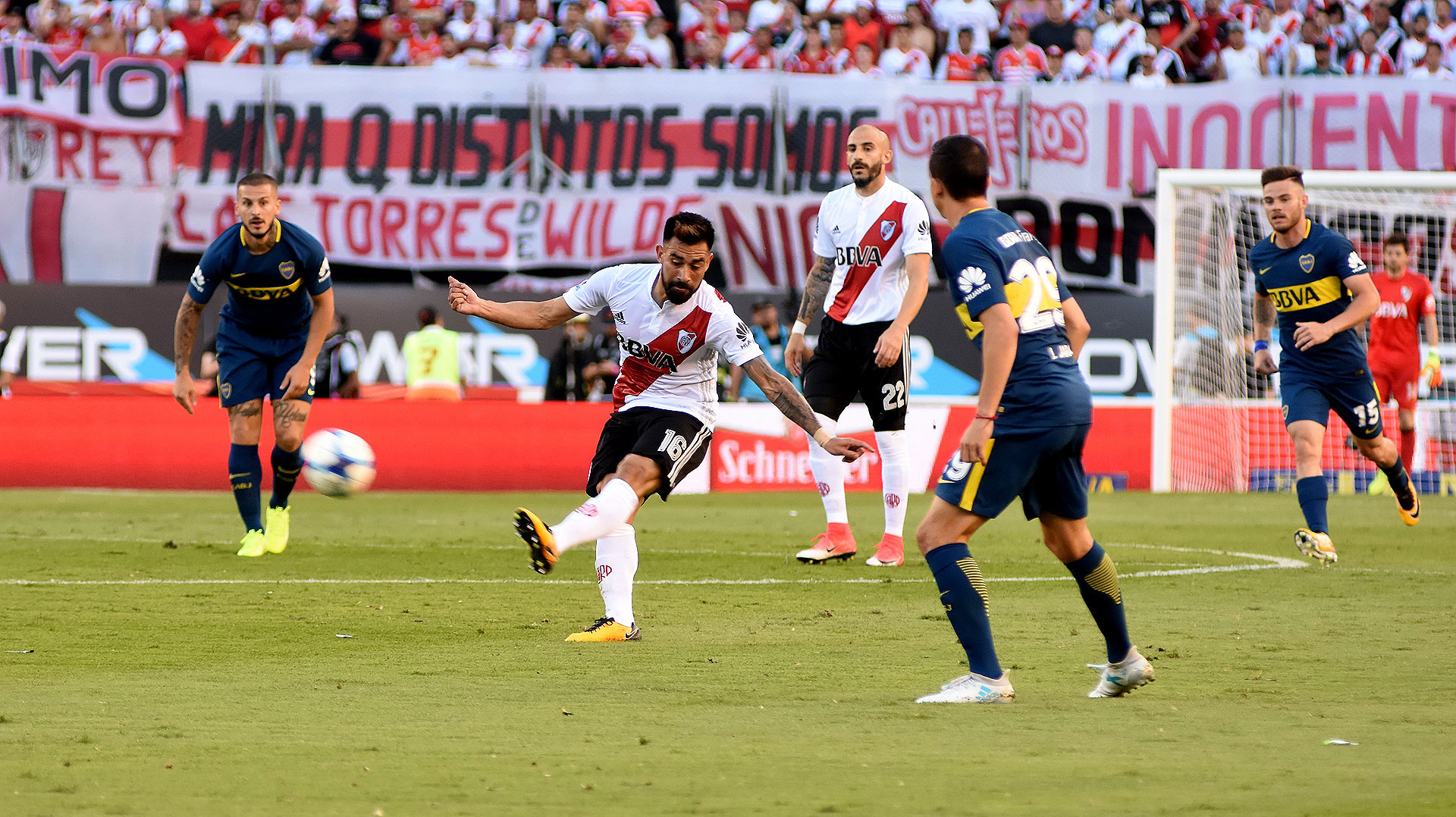 Ariel Rojas ejecuta un pase que no llegará a destino. Boca siempre tuvo la mira puesta en la victoria
