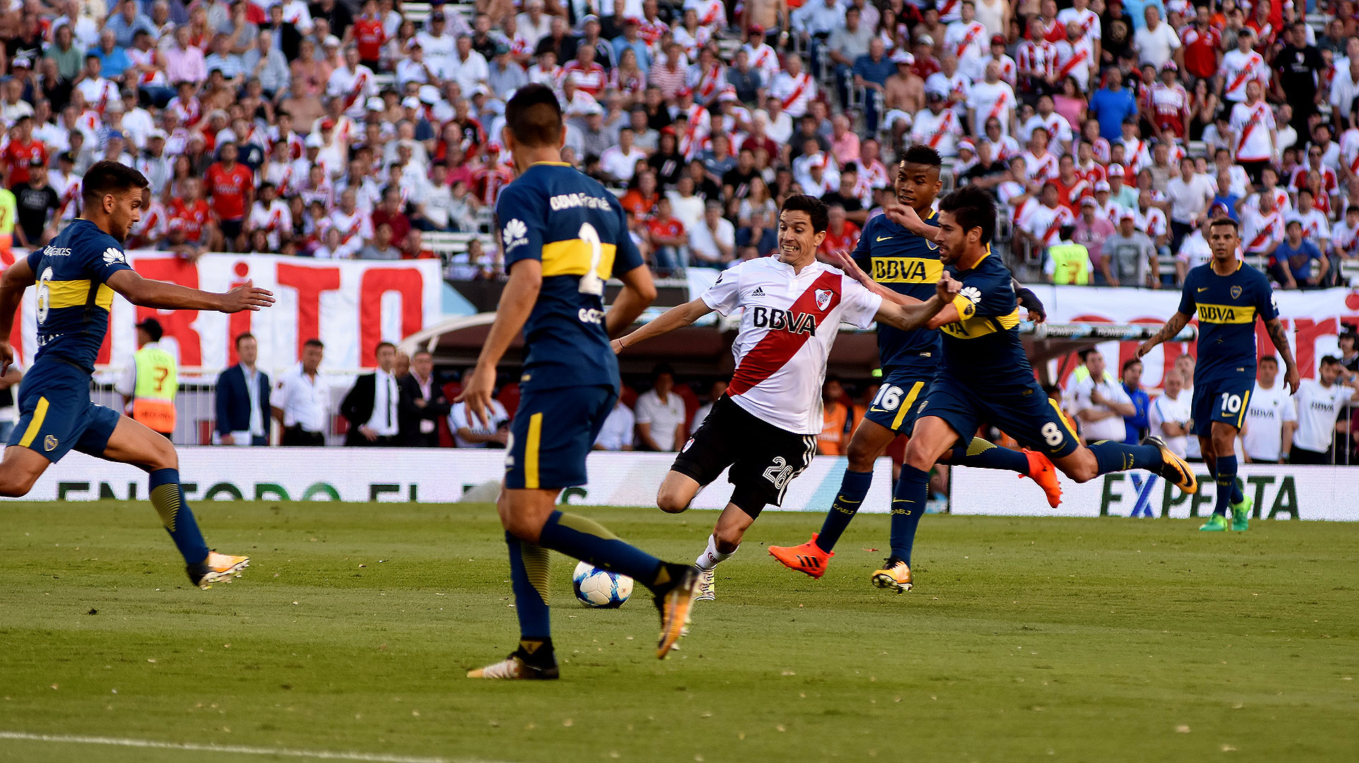 Nacho Fernández muy solo. Una foto del desacople colectivo de River