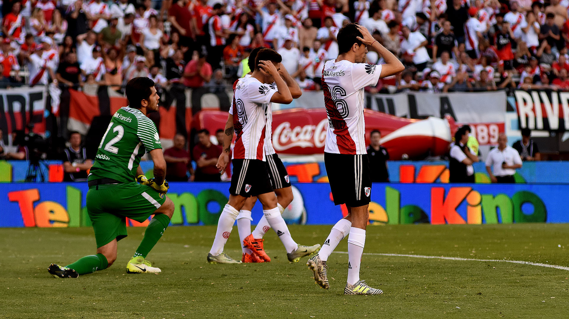 El arquero de Boca termina de tapar un disparo de Ignacio Scocco que tenía destino de gol. Lo lamenta River