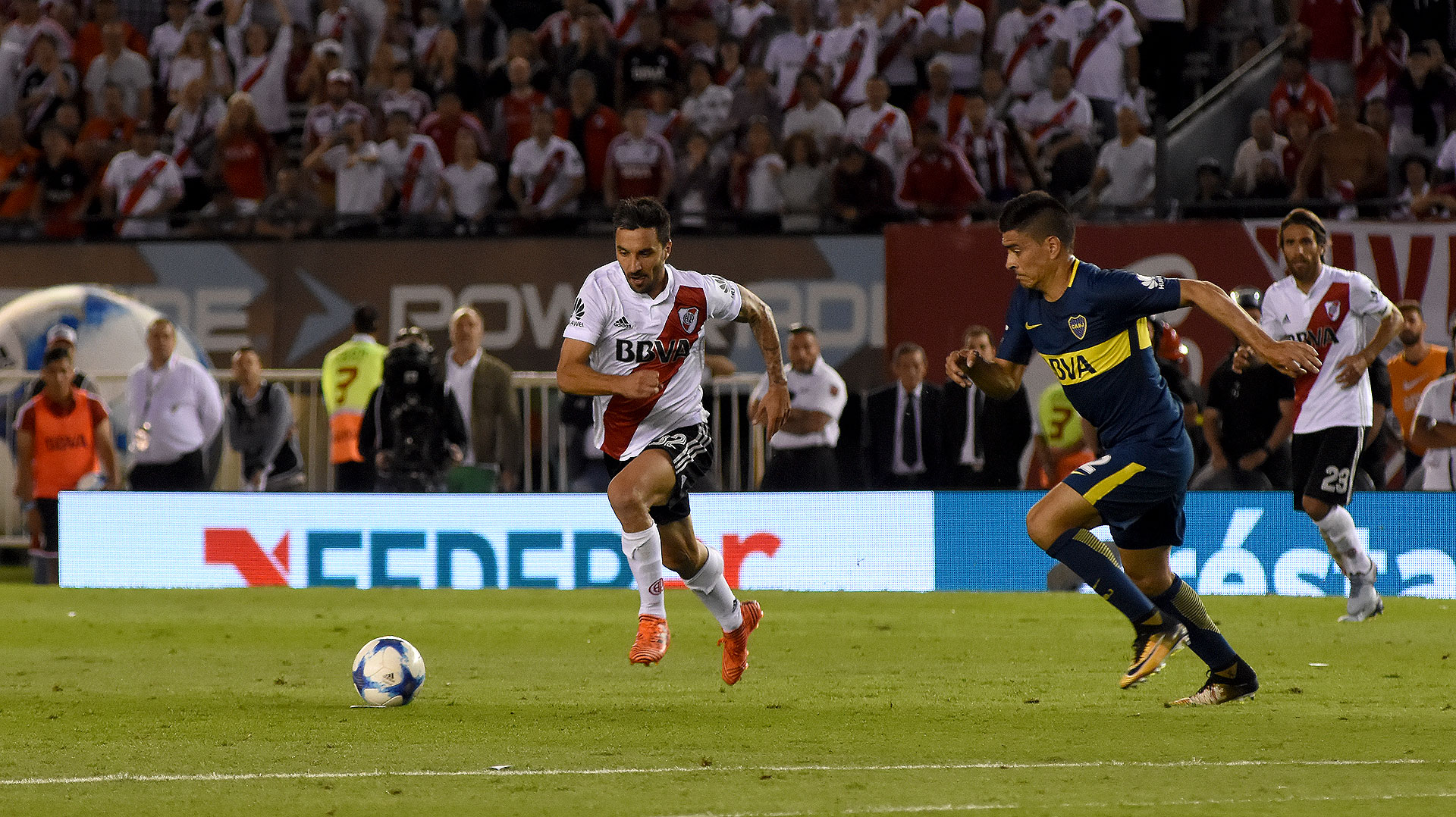 Ignacio Scocco fue de lo mejor de River. Goltz tuvo problemas para controlarlo