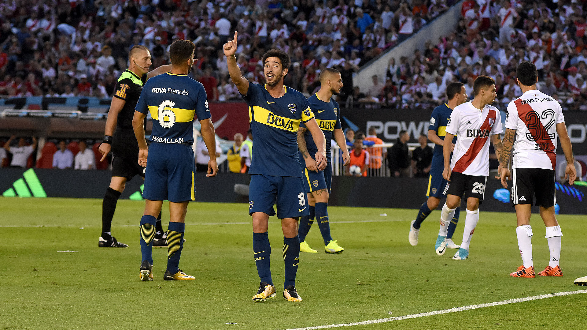 Pablo Pérez maneja los hilos del medio. Hace señas, dirige y decide la suerte de Boca