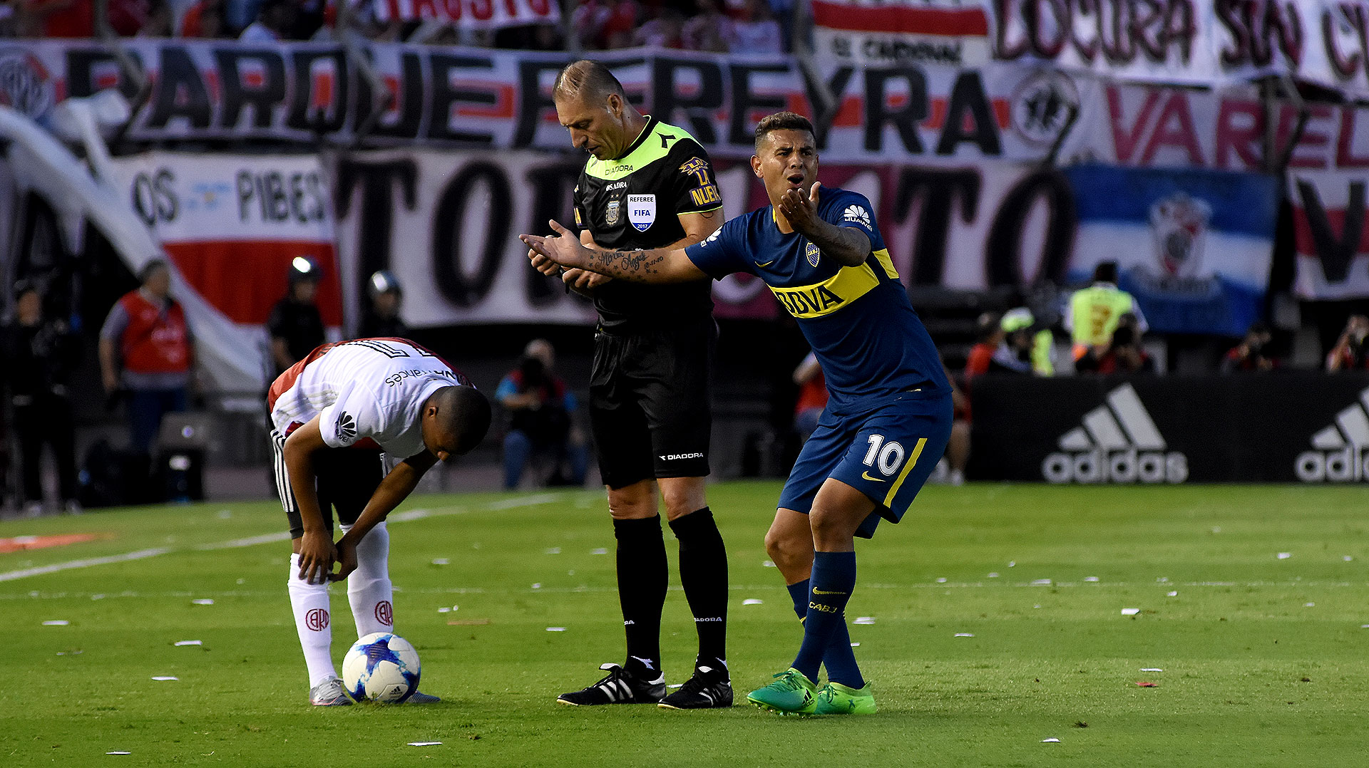 No hubo falta de Cardona pero Pitana ya le sacó la roja. El colombiano no lo puede creer