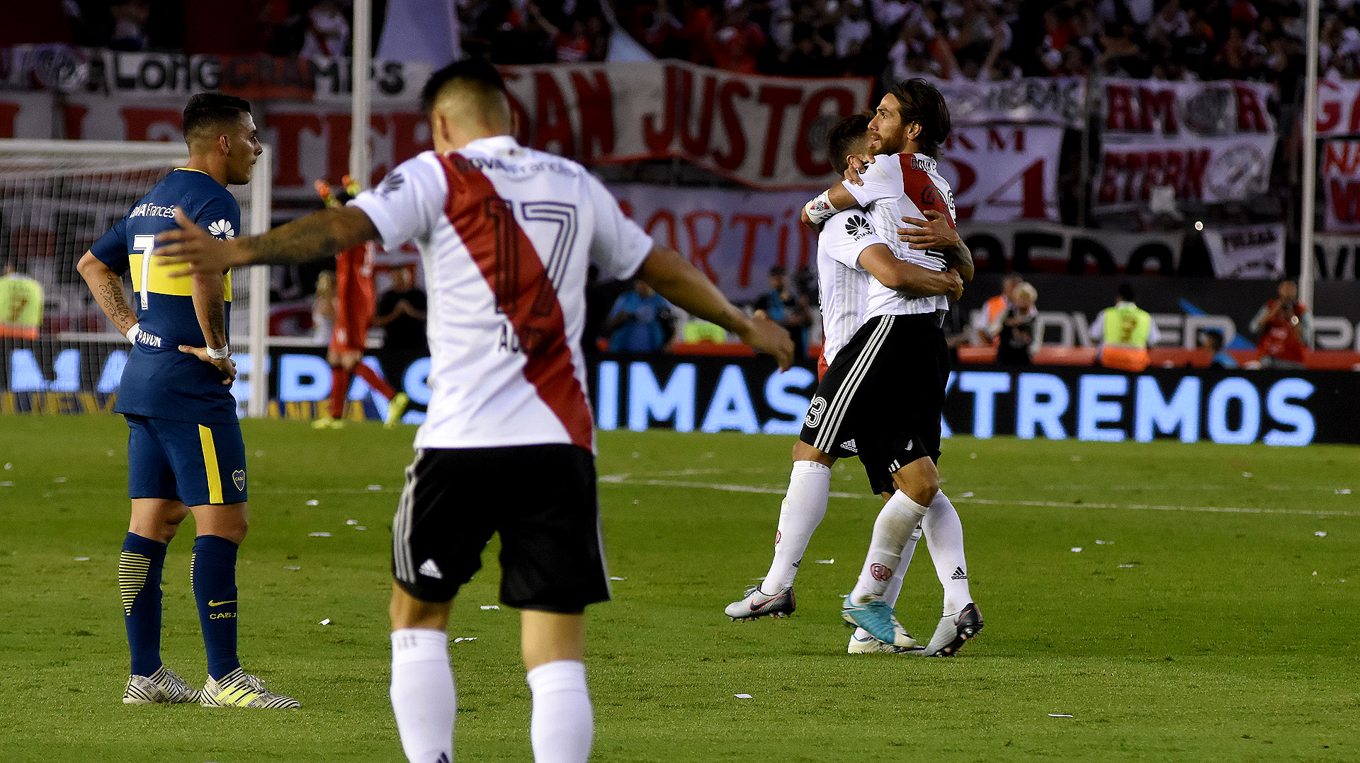 River llegó al empate y celebra. Ponzio, autor del gol, es abrazado por “Pity” Martínez