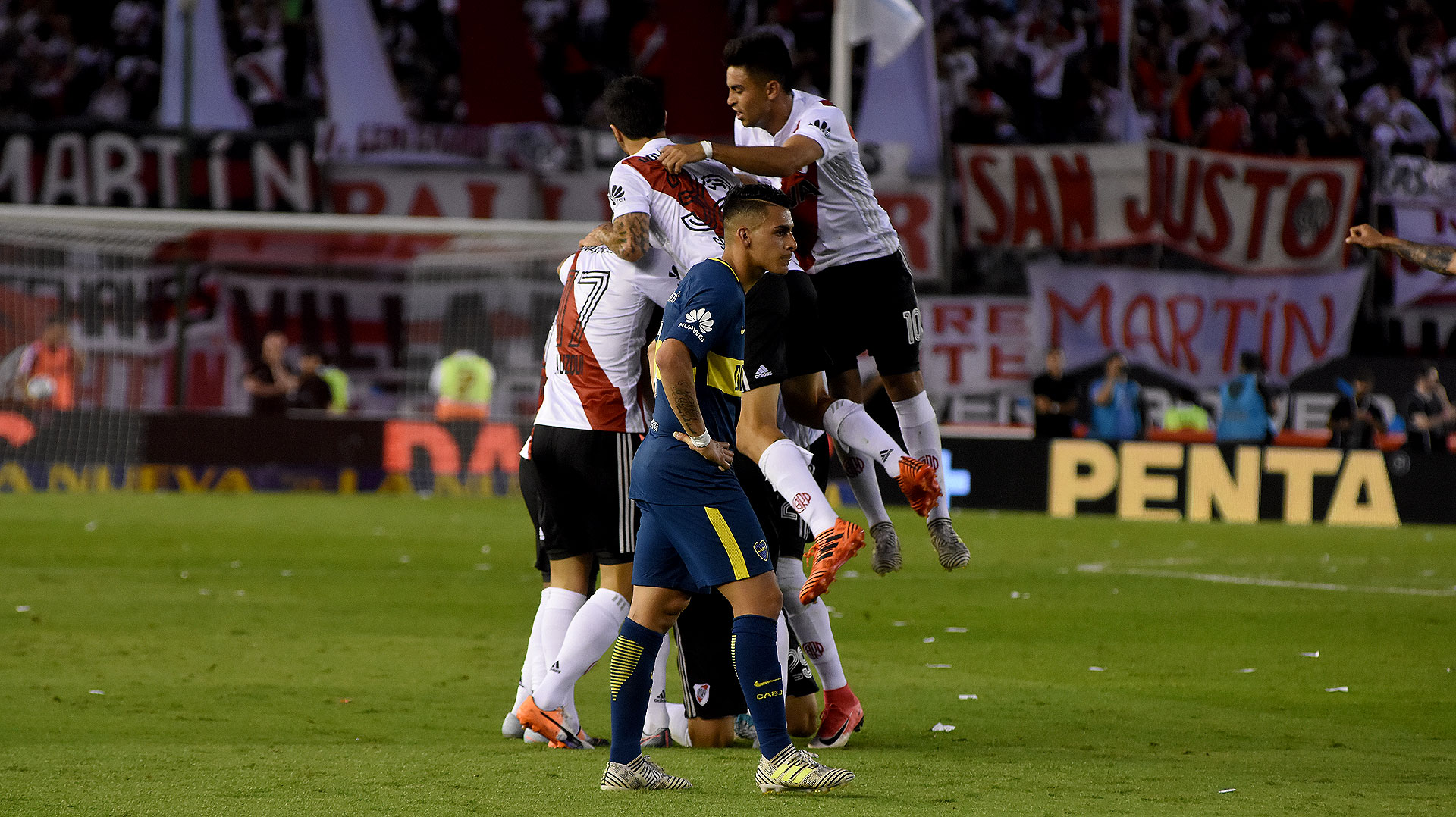 Pavón aprieta los dientes. Atrás River hace una montaña humana sobre Ponzio, autor del único gol del local en el Monumental