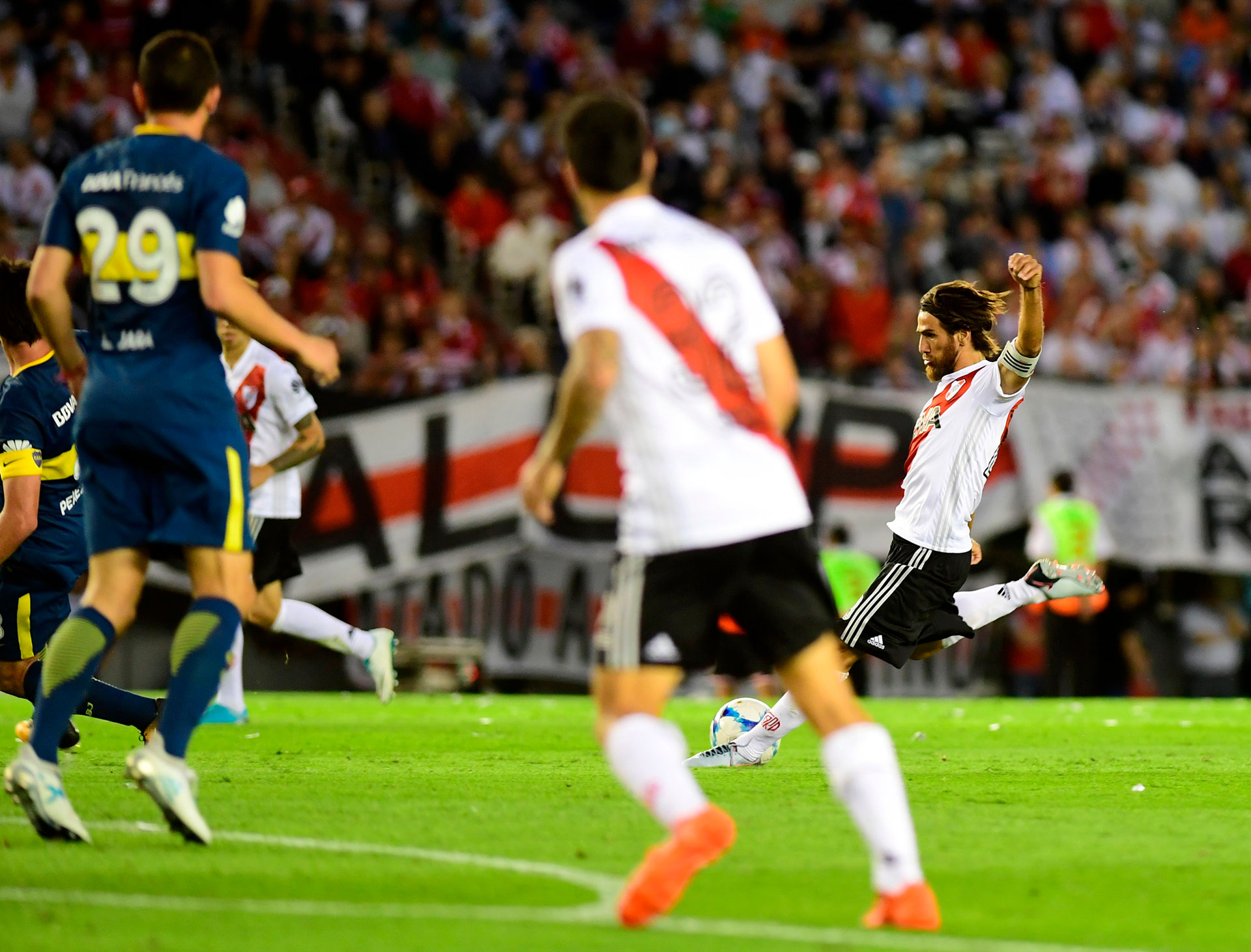 Milésimas antes del impacto que terminaría en el golazo de Leonardo Ponzio para el 1 a 1 parcial en el Monumental