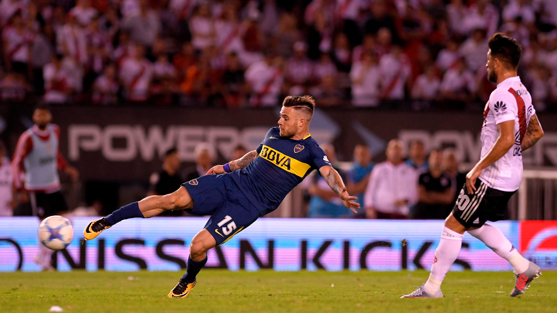 El impacto que desató la euforia. Nahitán Nández marcó el gol del triunfo de Boca por 2 a 1 ante River en Núñez