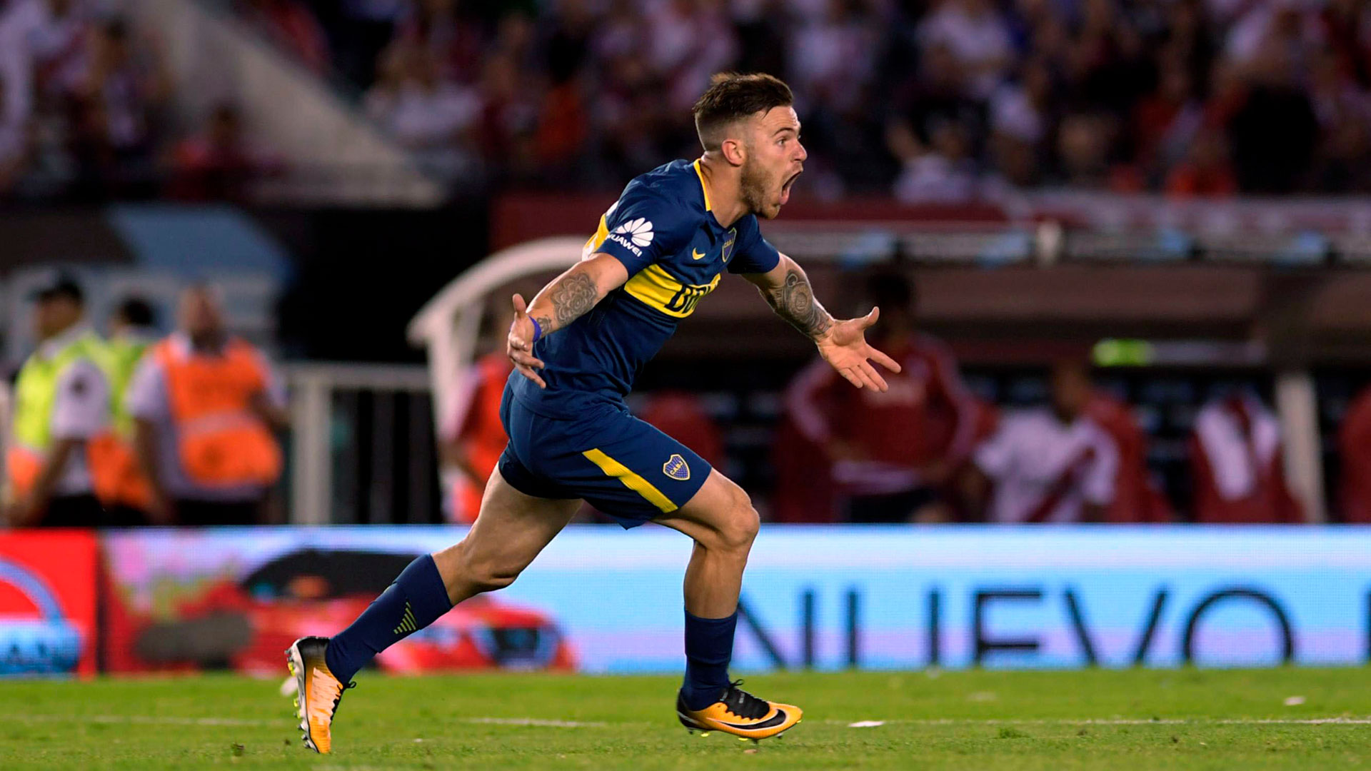 No lo puede creer. El uruguayo hizo delirar al pueblo boquense con su golazo, nada menos que el del triunfo ante River