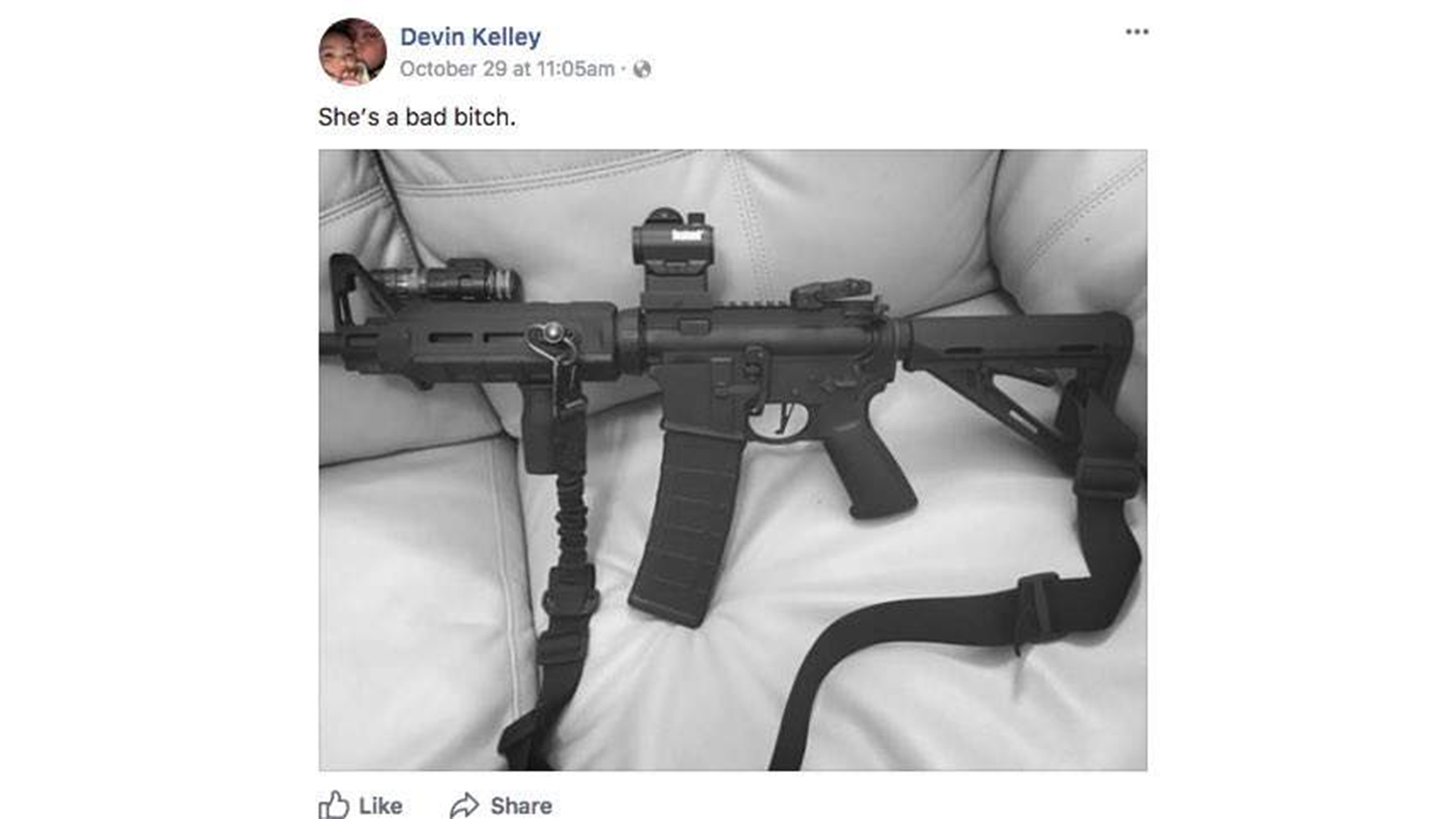 La publicación de Kelley sobre su arma. “Ella es una puta mala”, dice (Facebook)