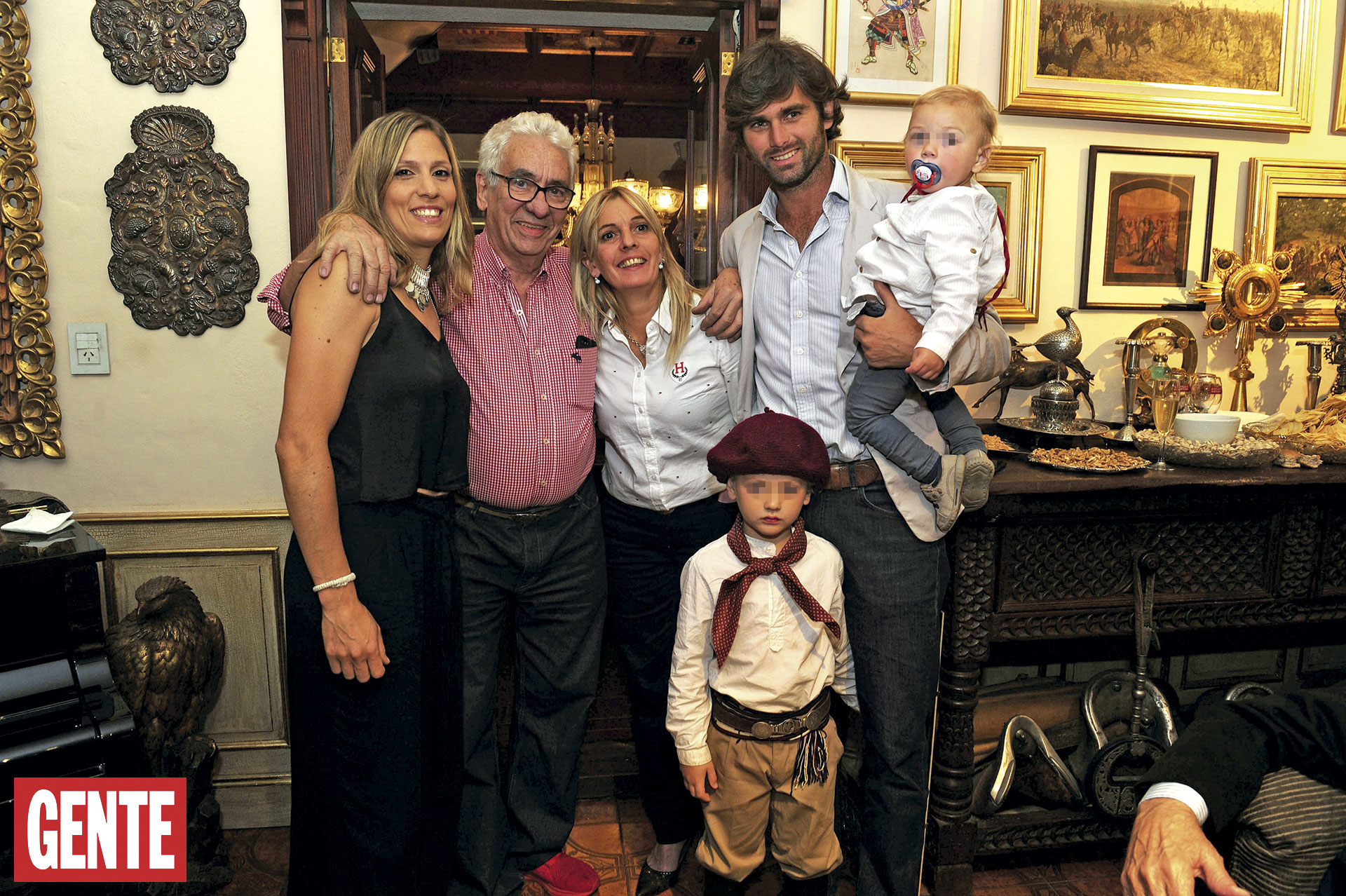 En familia: Natalia Pallarols, Juan Carlos, Mariana Pallarols, Manuel Güiraldes y sus nietos Fausto y Salvador. Foto: Fabián Mattiazzi/GENTE