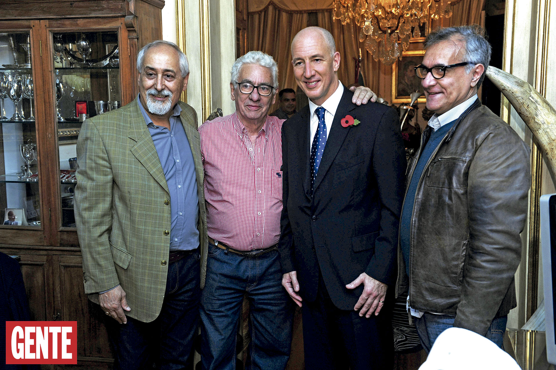 Angel Resine, Marc Kent y Jorge Crespo con el orfebre. Foto: Fabián Mattiazzi/GENTE