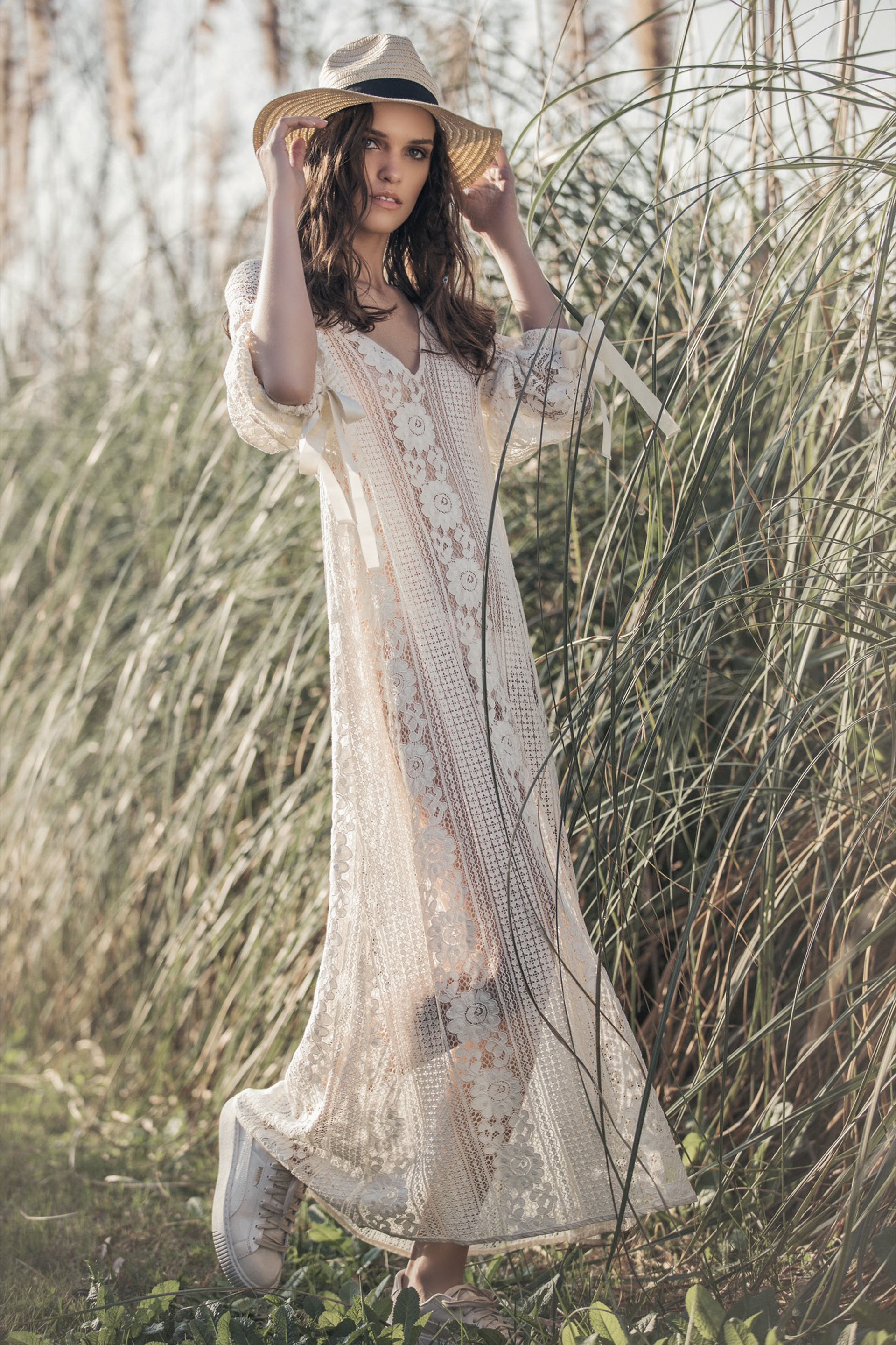 Vestido largo calado y con transparencias (47 Street) y sombrero de rabia. Foto Chino Toccalino/ Para Ti