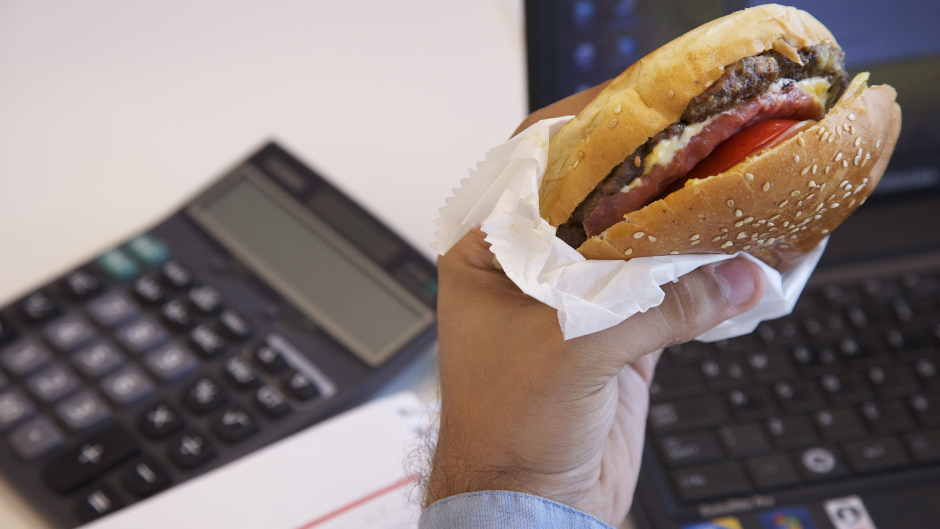 La “comida chatarra” desvía la atención a la hora de trabajar (Getty)