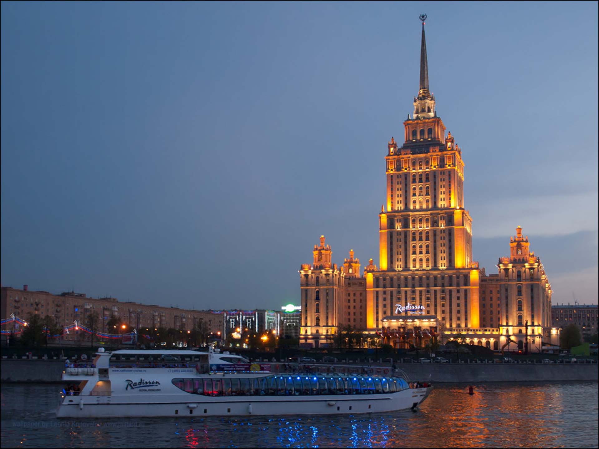 Uno de los cruceros de la flotilla que posee el hotel para navegar el río Moscova