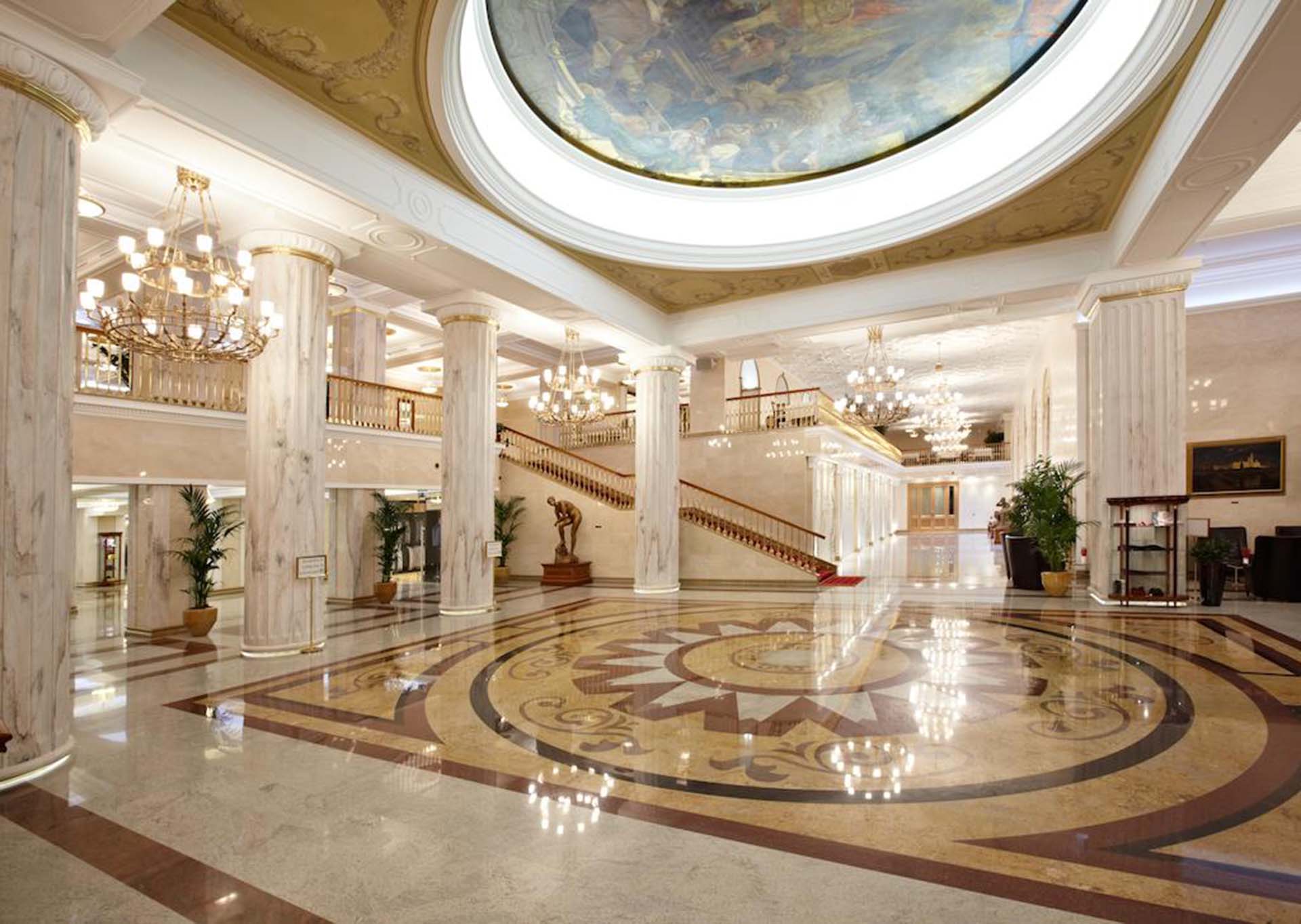 La imponente recepción del ex hotel Ucrania