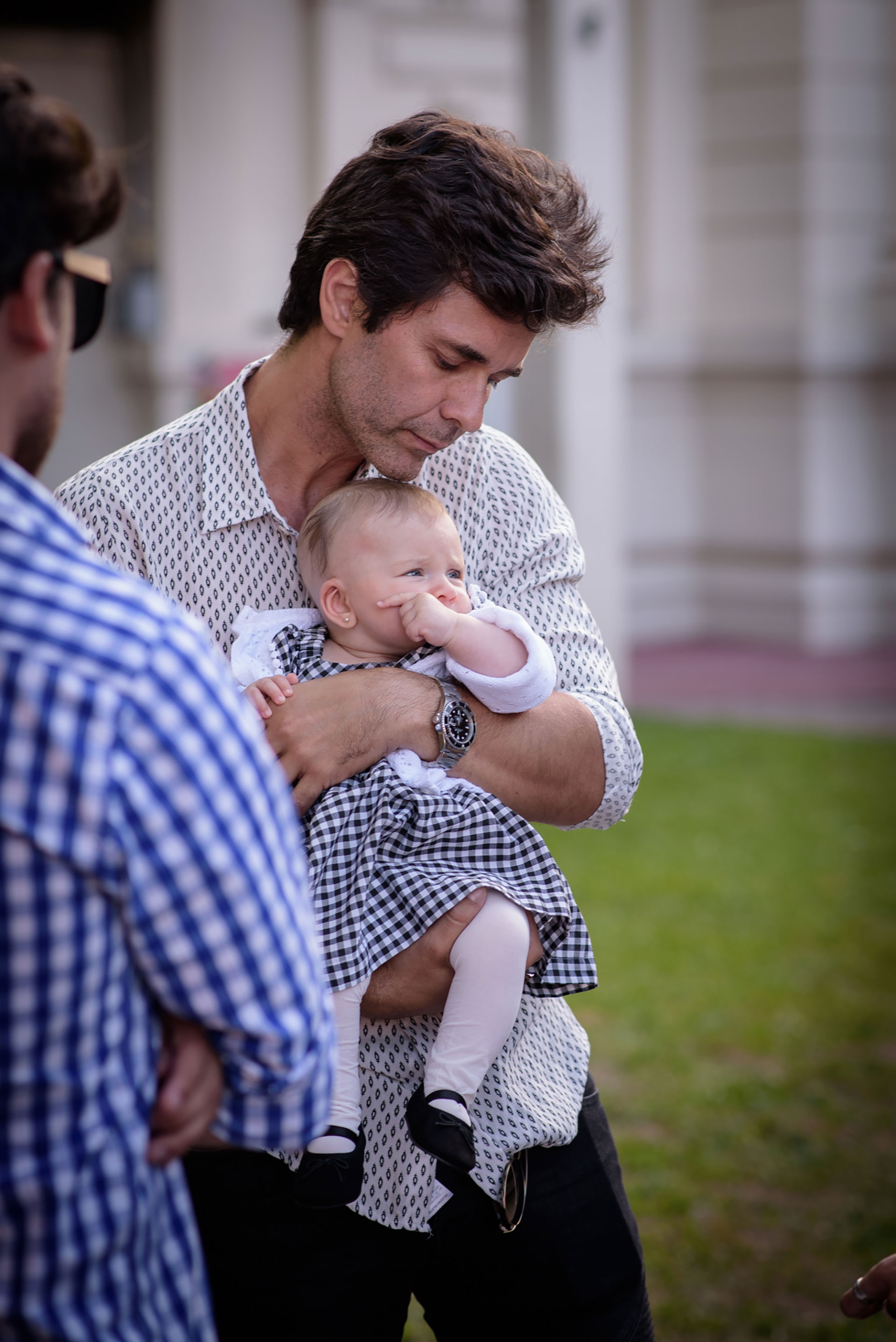 Mariano Martínez y la pequeña Alma, de cuatro meses.