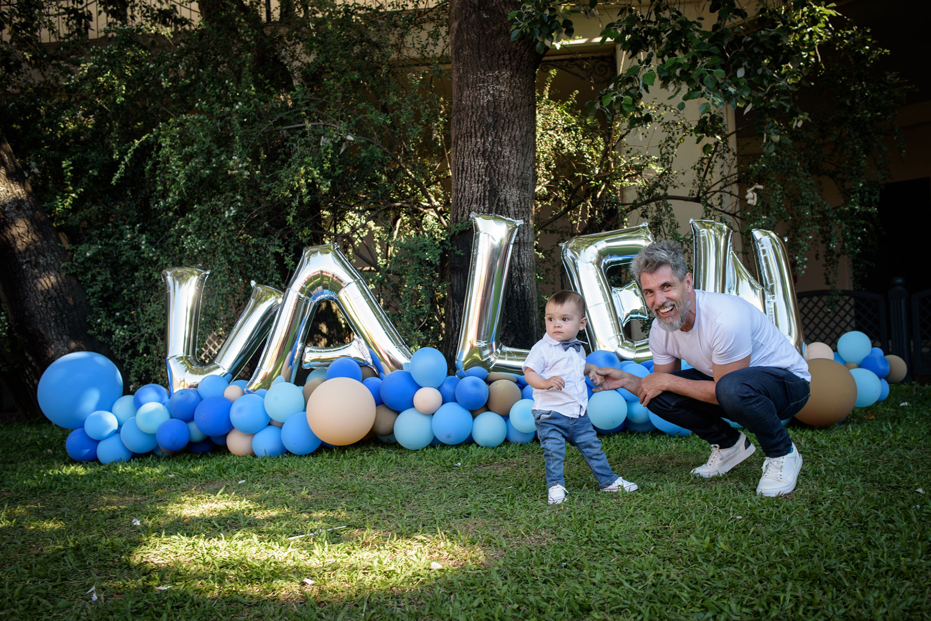 El Chato con Valentín, que camina desde los once meses.