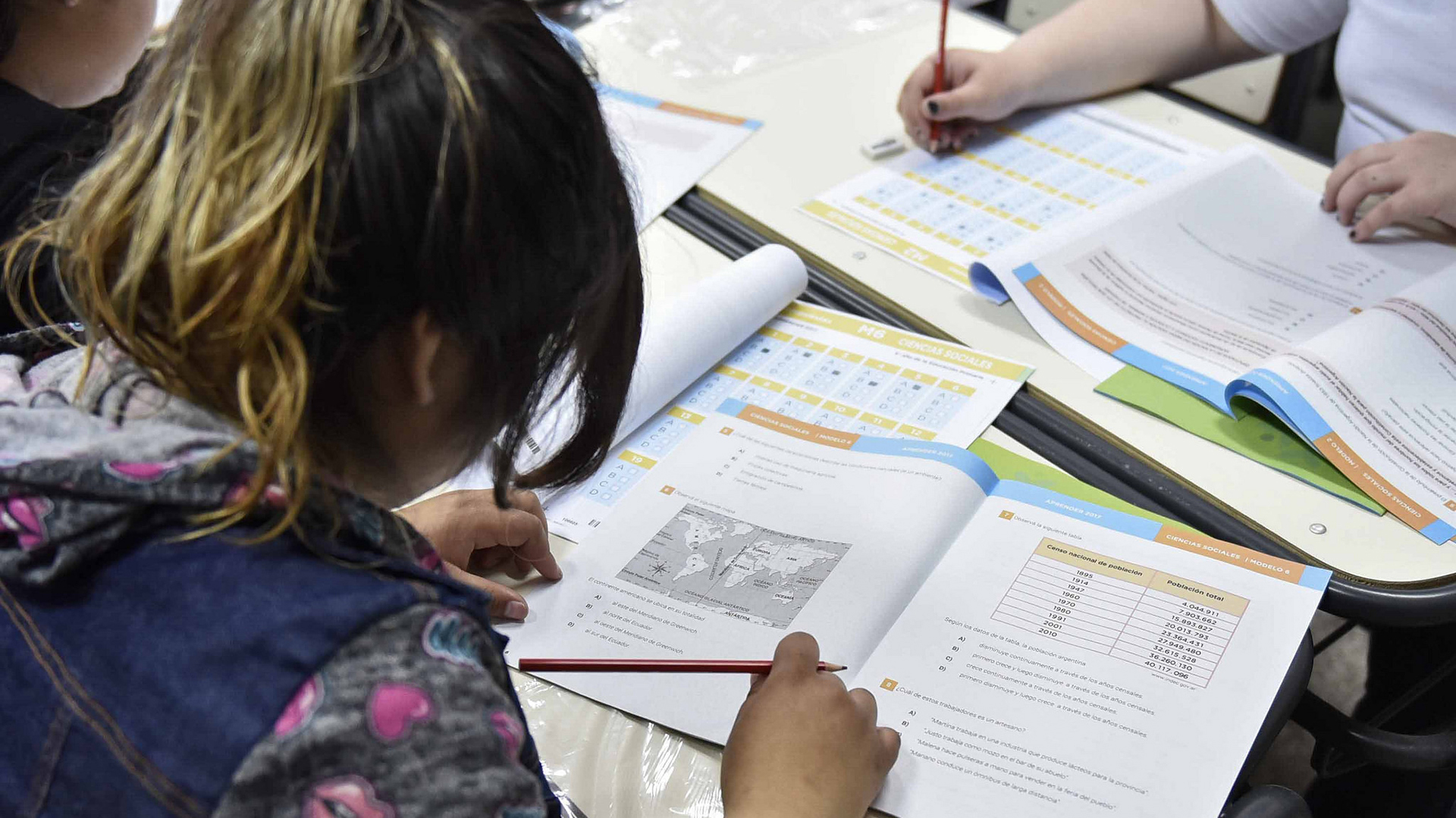 Los chicos del secundario, durante las pruebas Aprender 2017