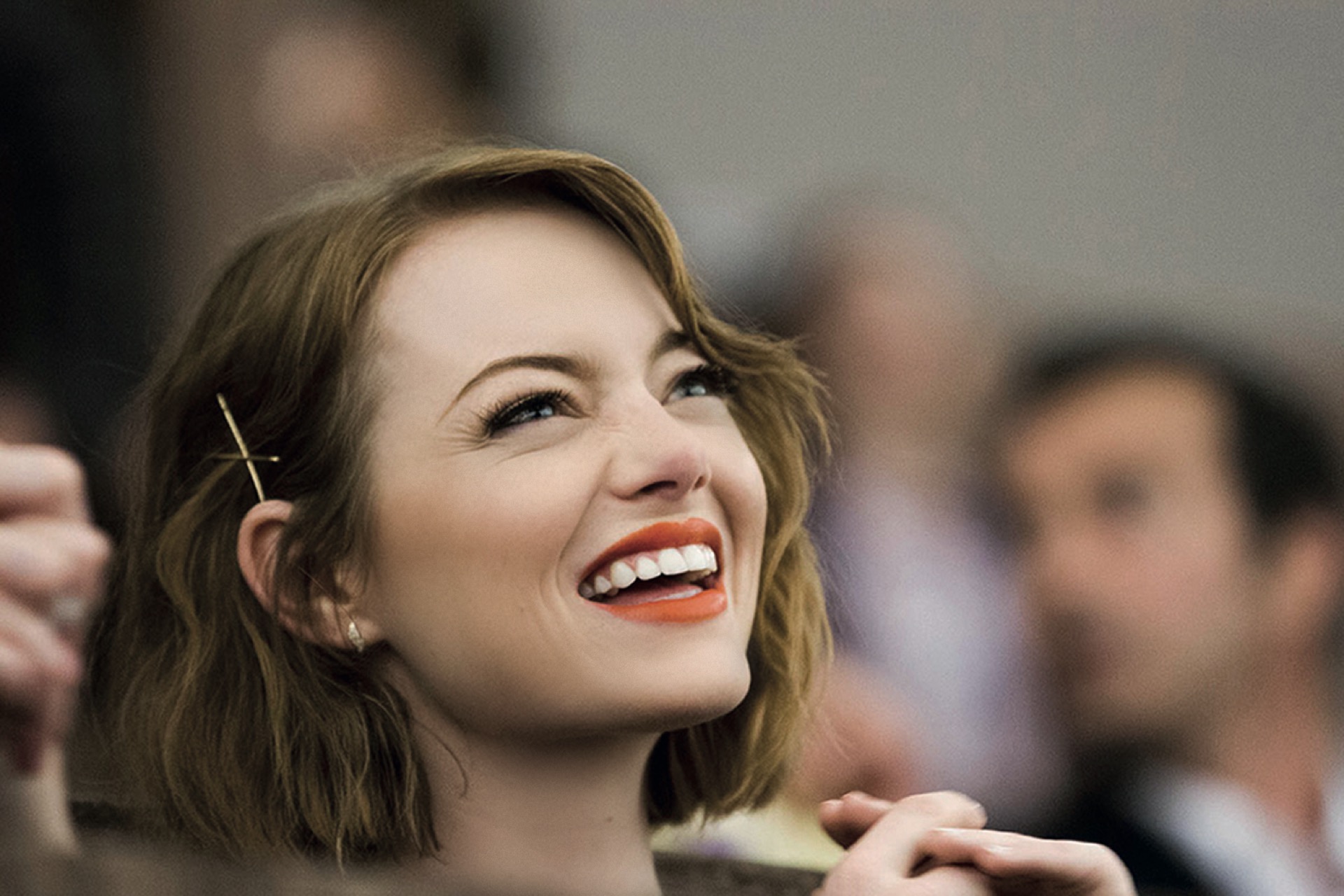 Una alternativa mucho más simples, como la elegida por Emma Stone, que optó por llevar el costado de su pelo con dos hebillas doradas en forma de cruz que contrastaban con el furioso pelirrojo de su cabeza.