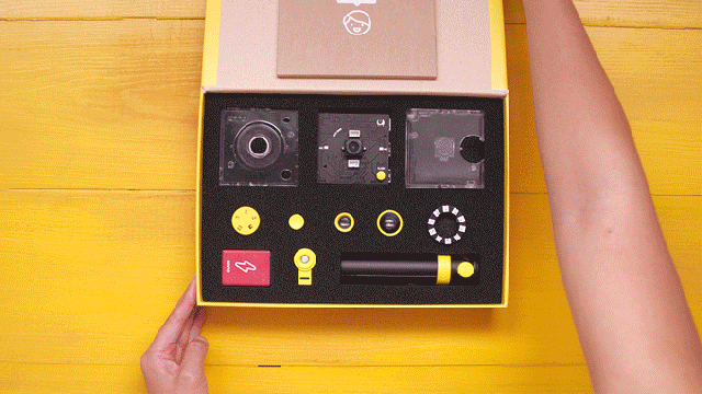 La cámara digital es otro de los kits que complementan la computadora para armar. (Kano)