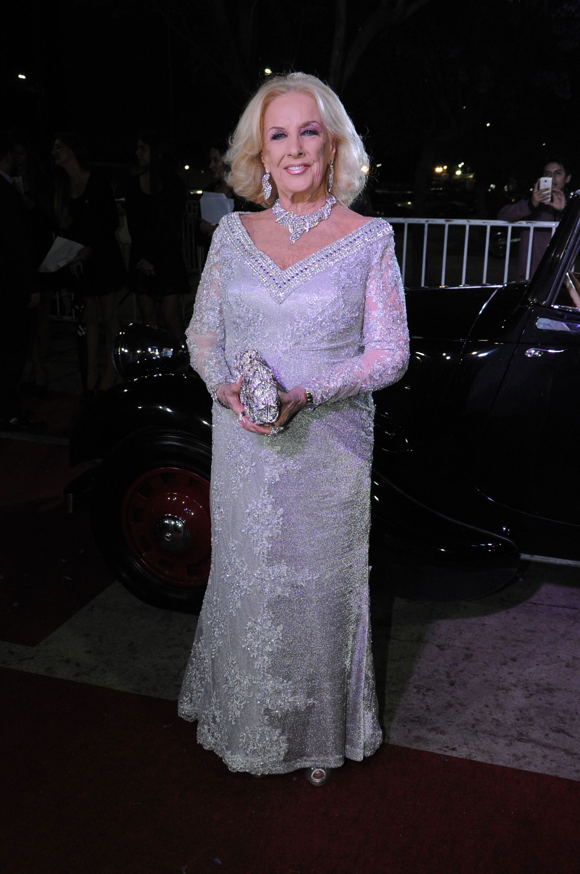 Con un elegante vestido plateado, Mirtha Legrand asistió a la celebración de la revista Caras. Con Susana Giménez fueron homenajeadas por sus trayectorias (Verónica Guerman / Teleshow)