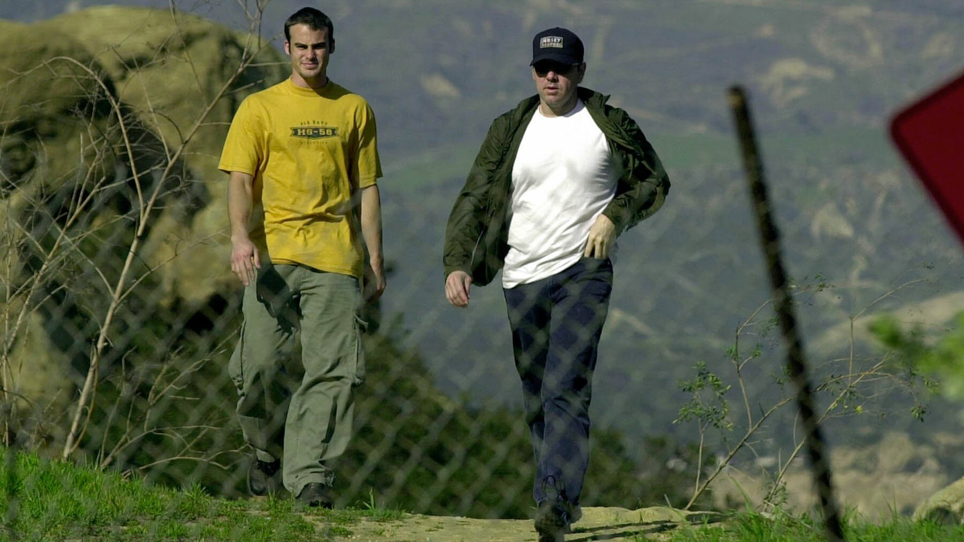 Kevin Spacey en el parque junto con un modelo de 21 años (The Grosby Group)