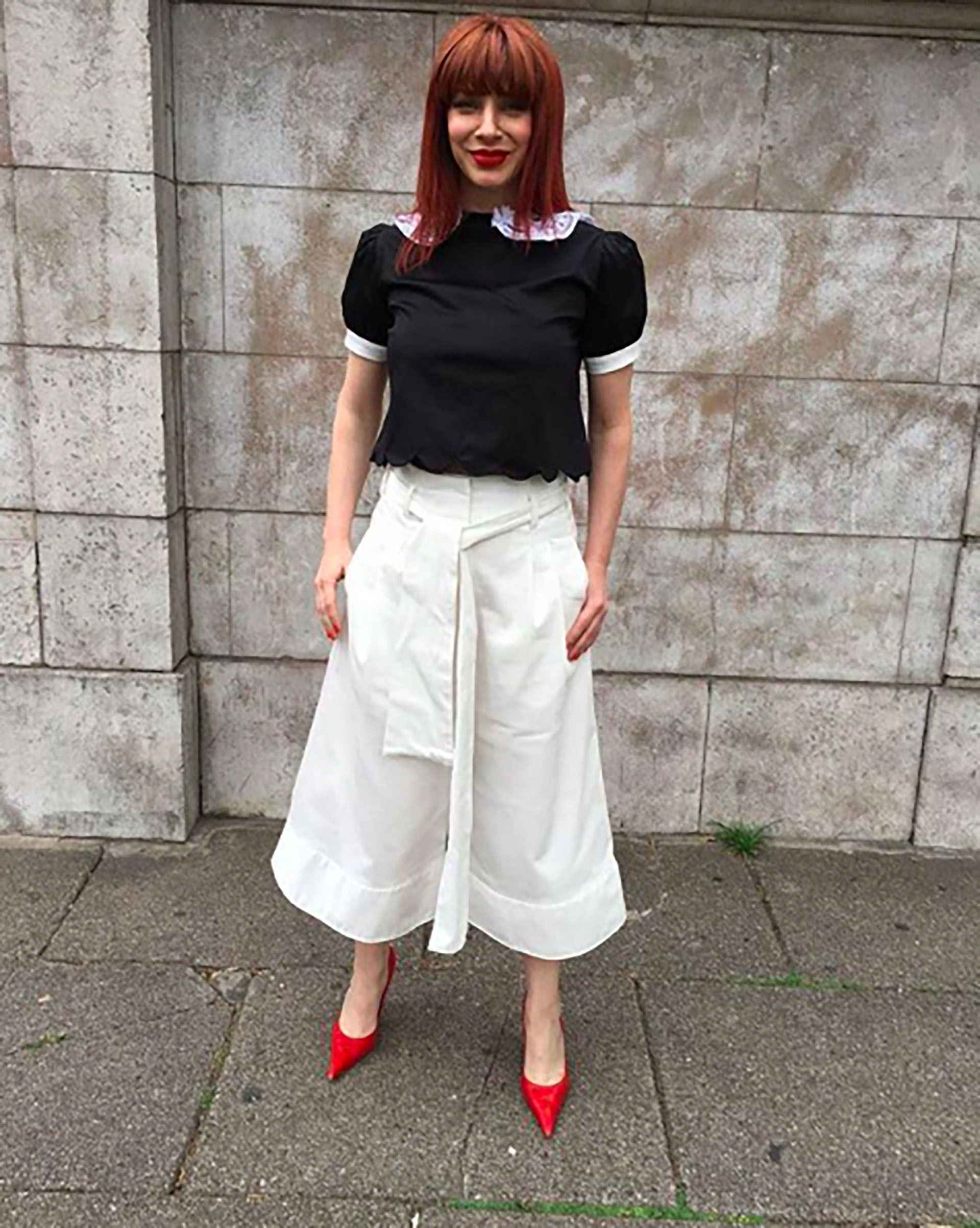 Rojo furioso fue el color elegido por Romina Gaetani para cambiarse el look. La transformación se debe a su papel en “Simona”, la nueva tira de Pol-ka que será protagonizada por Ángela Torres