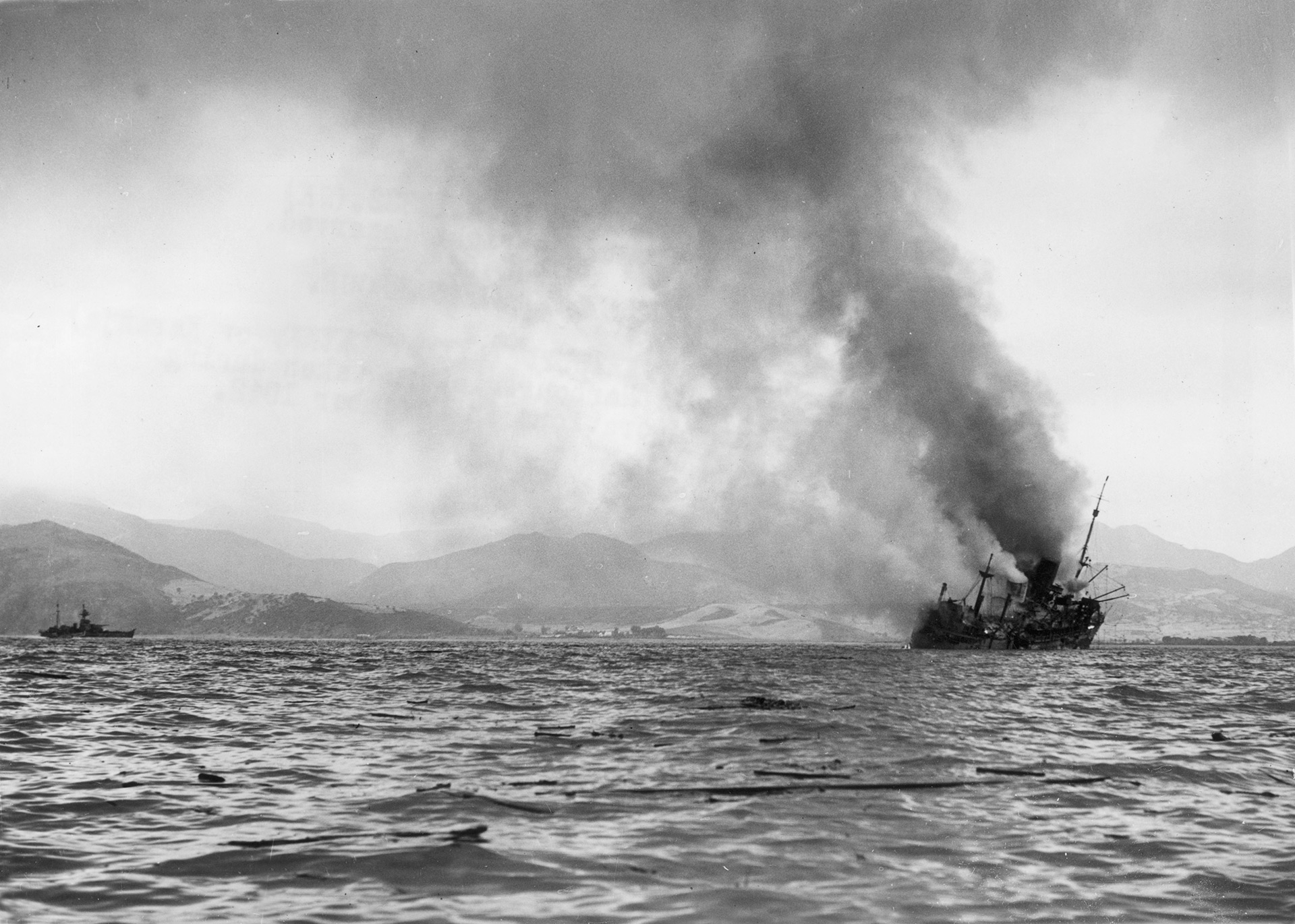 Un transporte británico hecha humo tras ser alcanzado por bombarderos alemanes (Hulton Archive/Getty Images)