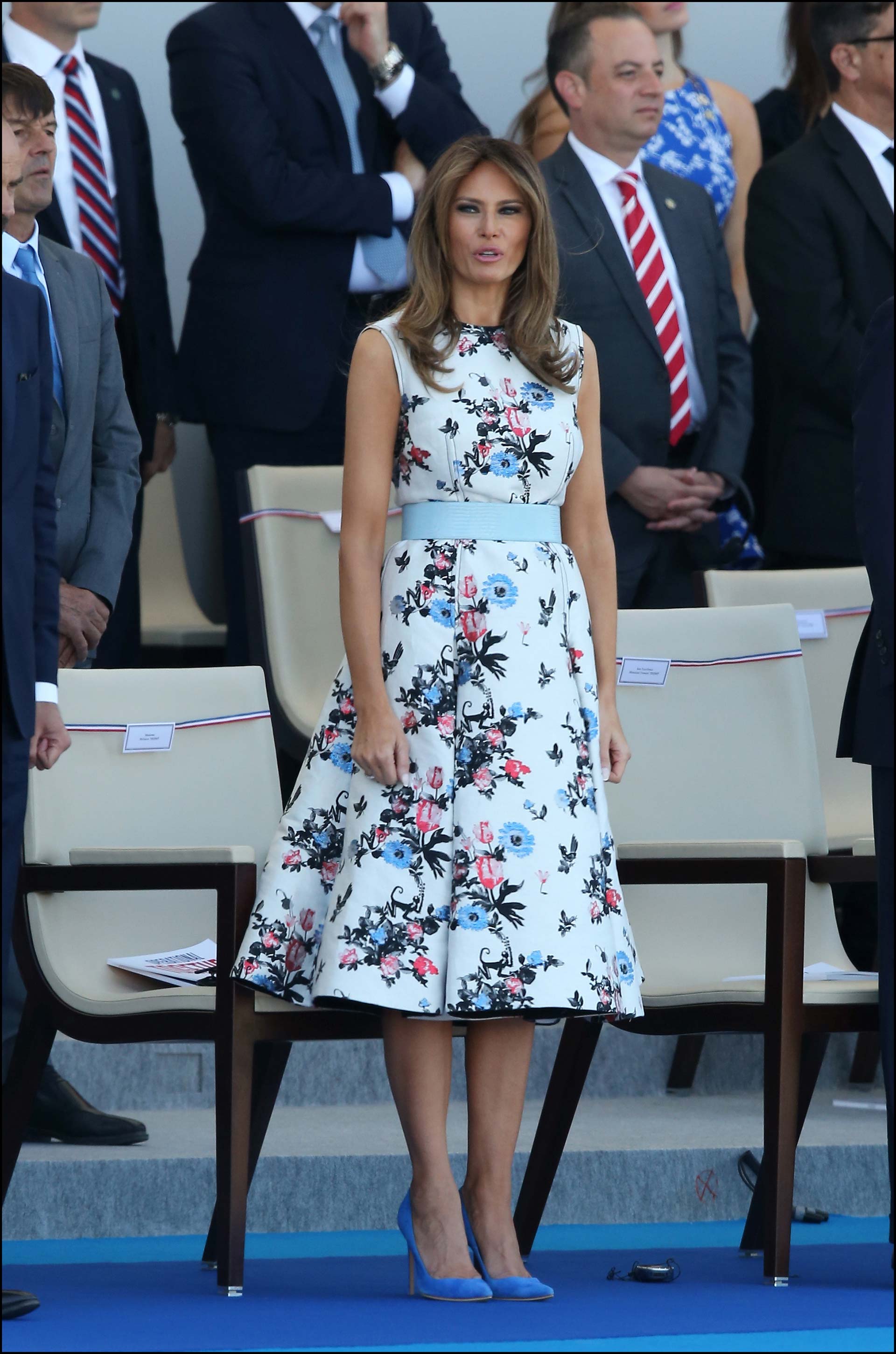 En París por los festejos de la Toma de la Bastilla con una propuesta romántica de estampa floral de Hervé Pierre, con cinturón celeste a tono con sus zapatos