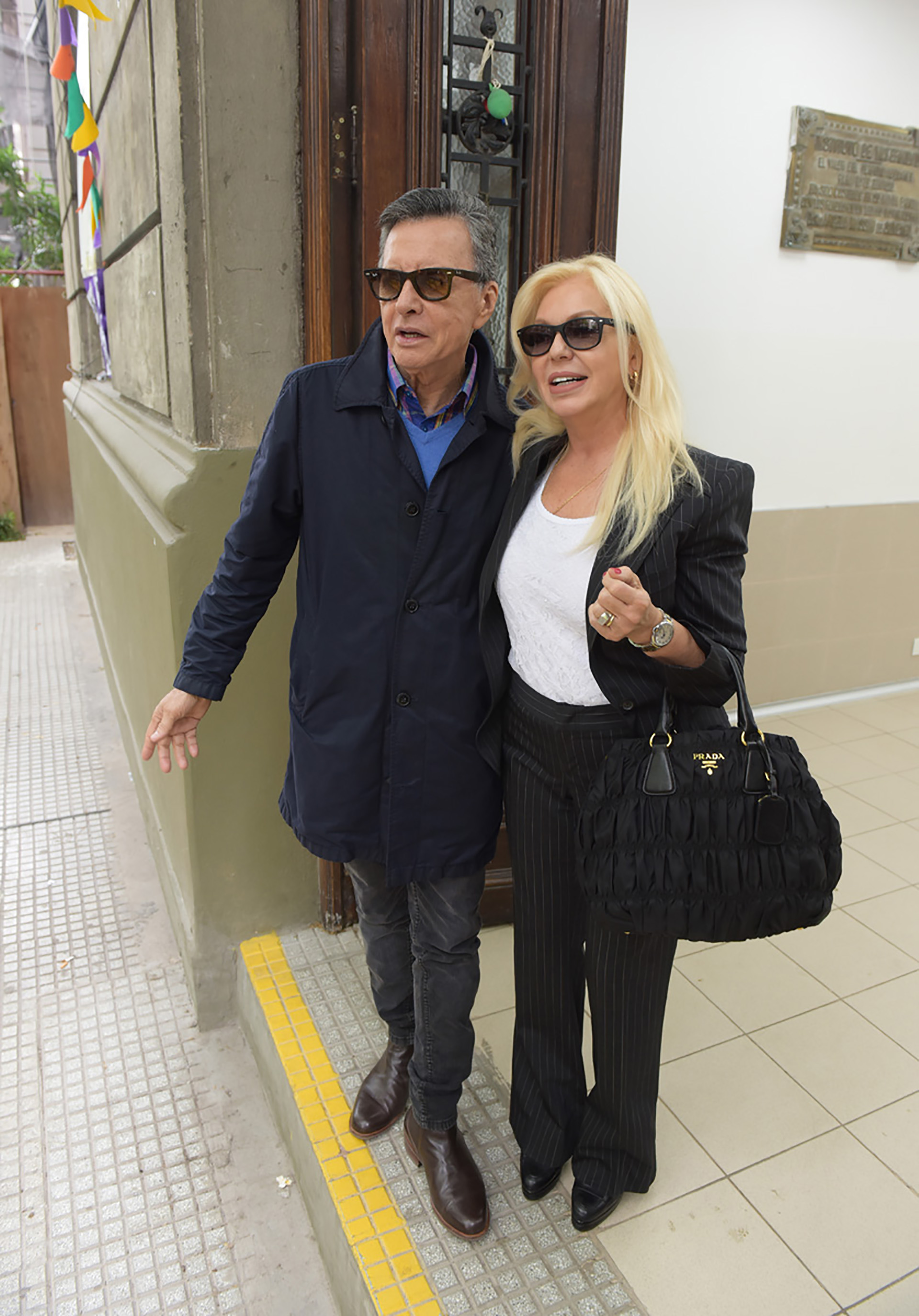 Luego de más de una hora de recorrer esa institución médica junto a su director y a la presidenta de la Fundación, Palito Ortega los felicitó por su labor y se puso a disposición de ambas autoridades, para colaborar desinteresadamente con la gran tarea que se lleva a cabo desde la Fundación Argentina por Más, a beneficio del Hospital Bernardino Rivadavia /// Fotos: Alexandro Aranda