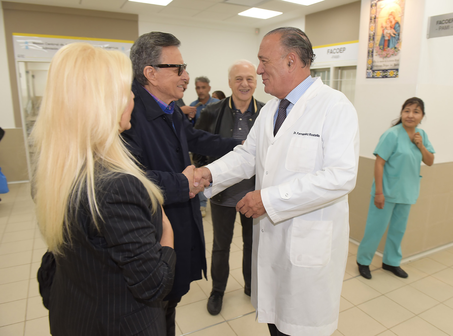 Palito Ortega también fue recibido por el director del Hospital Bernardino Rivadavia, Eduardo Fernández Rostello, y llegó en compañía de Lalo Fransen