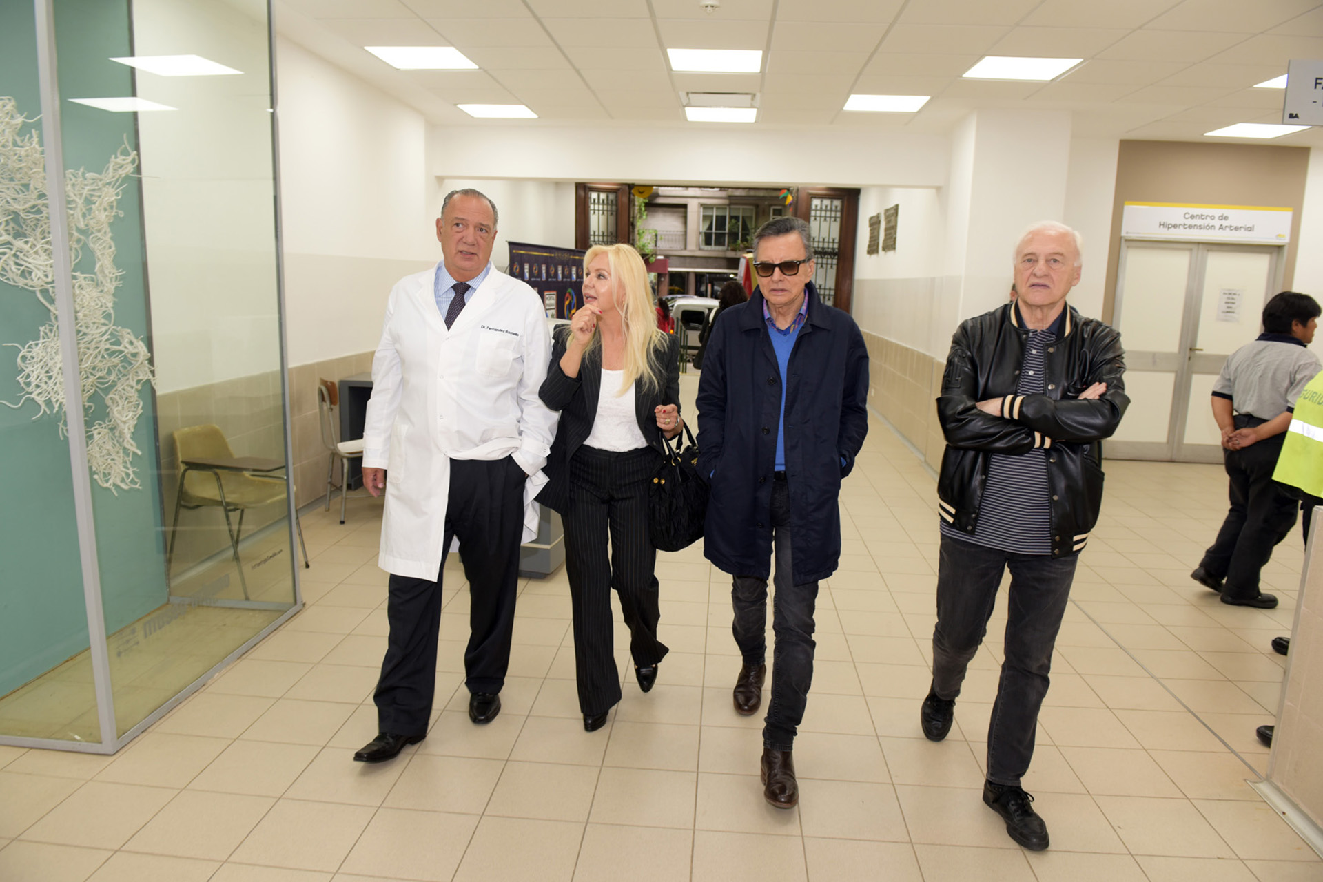 Eduardo Fernández Rostello, Diana Chugri, Palito Ortega y Lalo Fransen durante la recorrida por el Hospital Bernardino Rivadavia