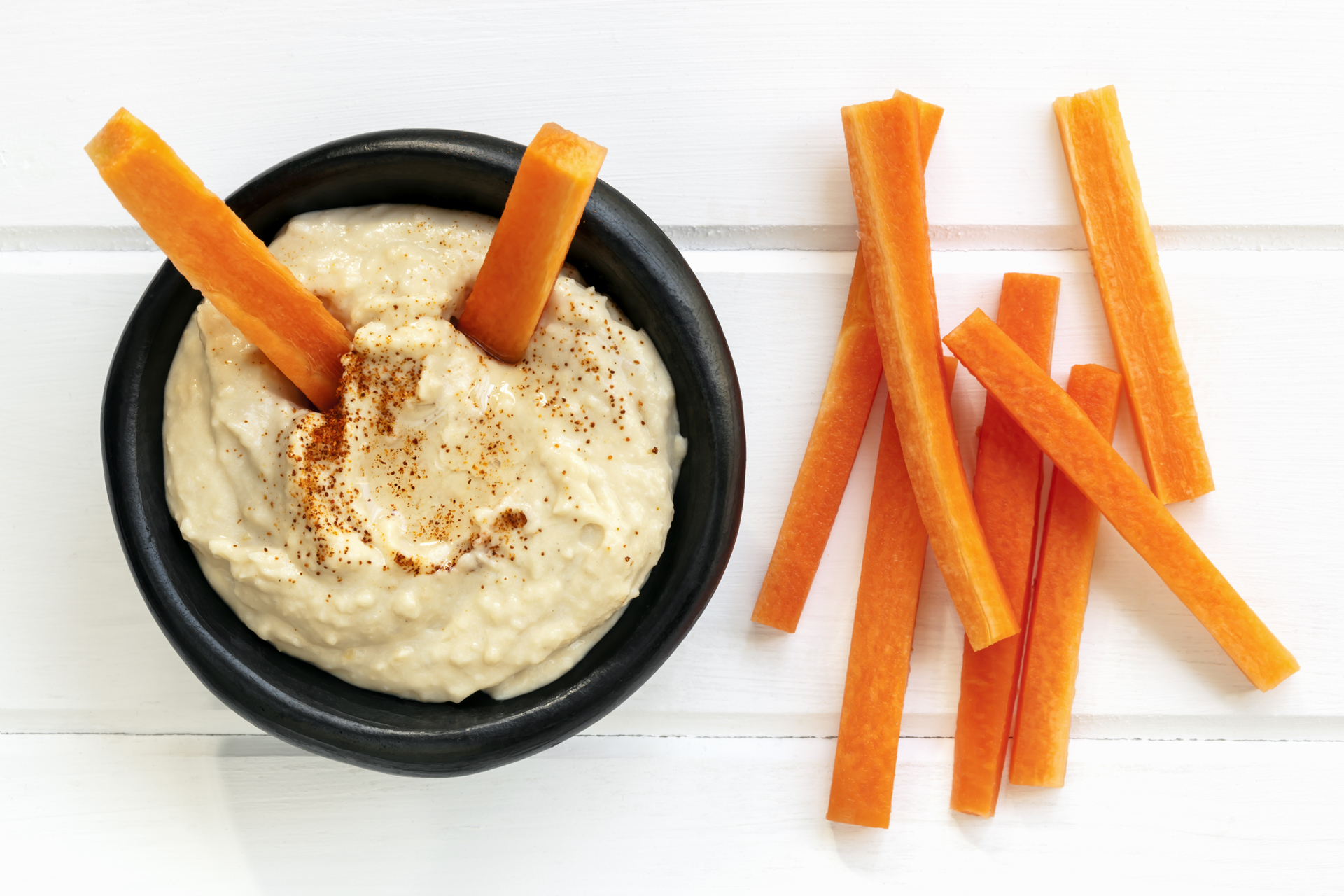 Hummus, uno de los aderezos que reemplaza a la mayonesa o al ketchup y que con zanahorias lo hace más saludable (Getty Images)