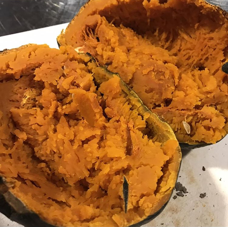 Previo a colocar el relleno, se debe quitar casi la totalidad de la calabaza y dejarlo con su respectiva cáscara (Agus Dandri)