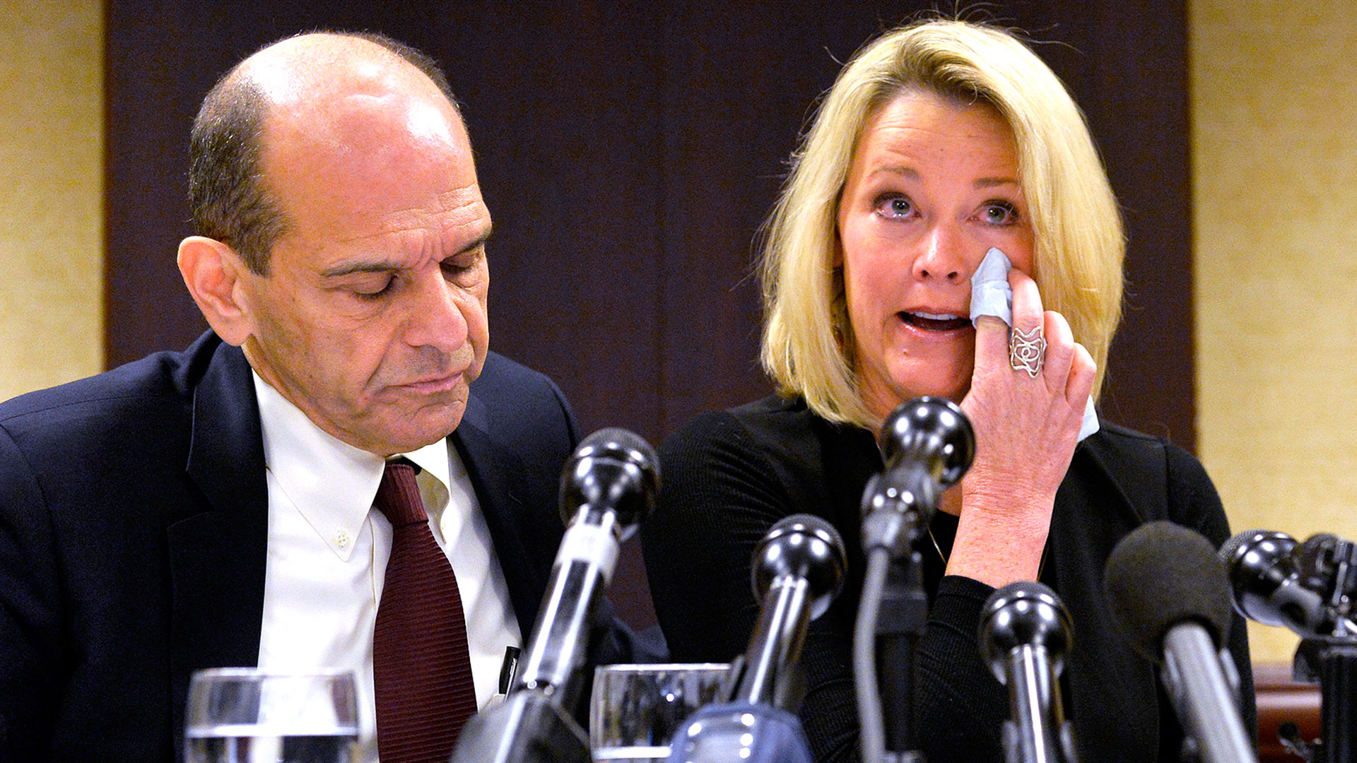 Heather Unruh lloró al denunciar la acción de Spacey en julio de 2016 (AFP)