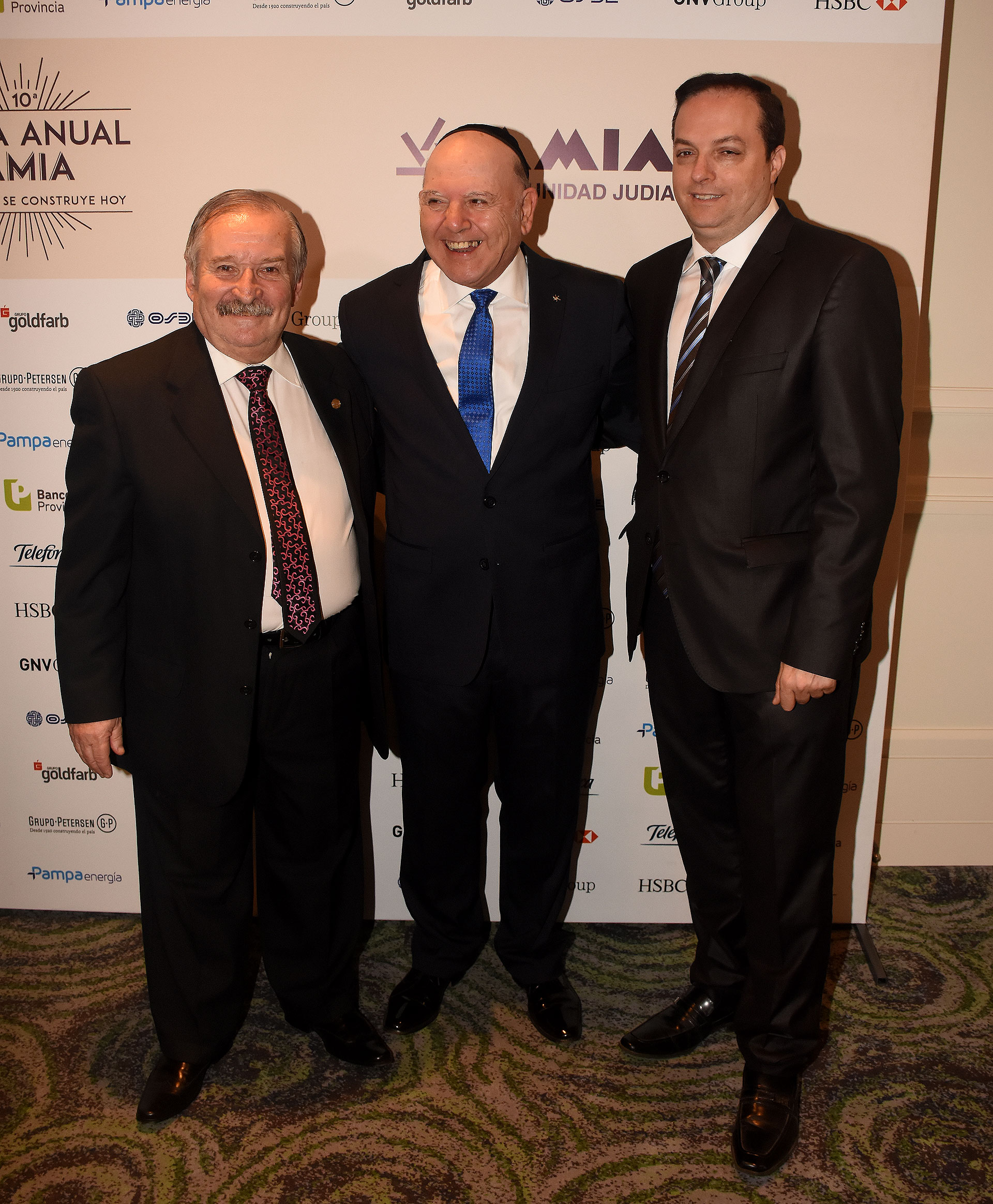 Julio Schlosser junto al tesorero de la AMIA, Alberto Chaieno, y Ariel Cohen Sabban