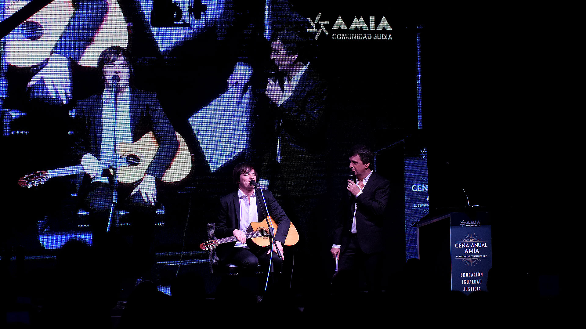 El cantante y guitarrista Nahuel Pennisi (quien recibió una distinción durante la velada) junto al conductor del evento, Diego Korol