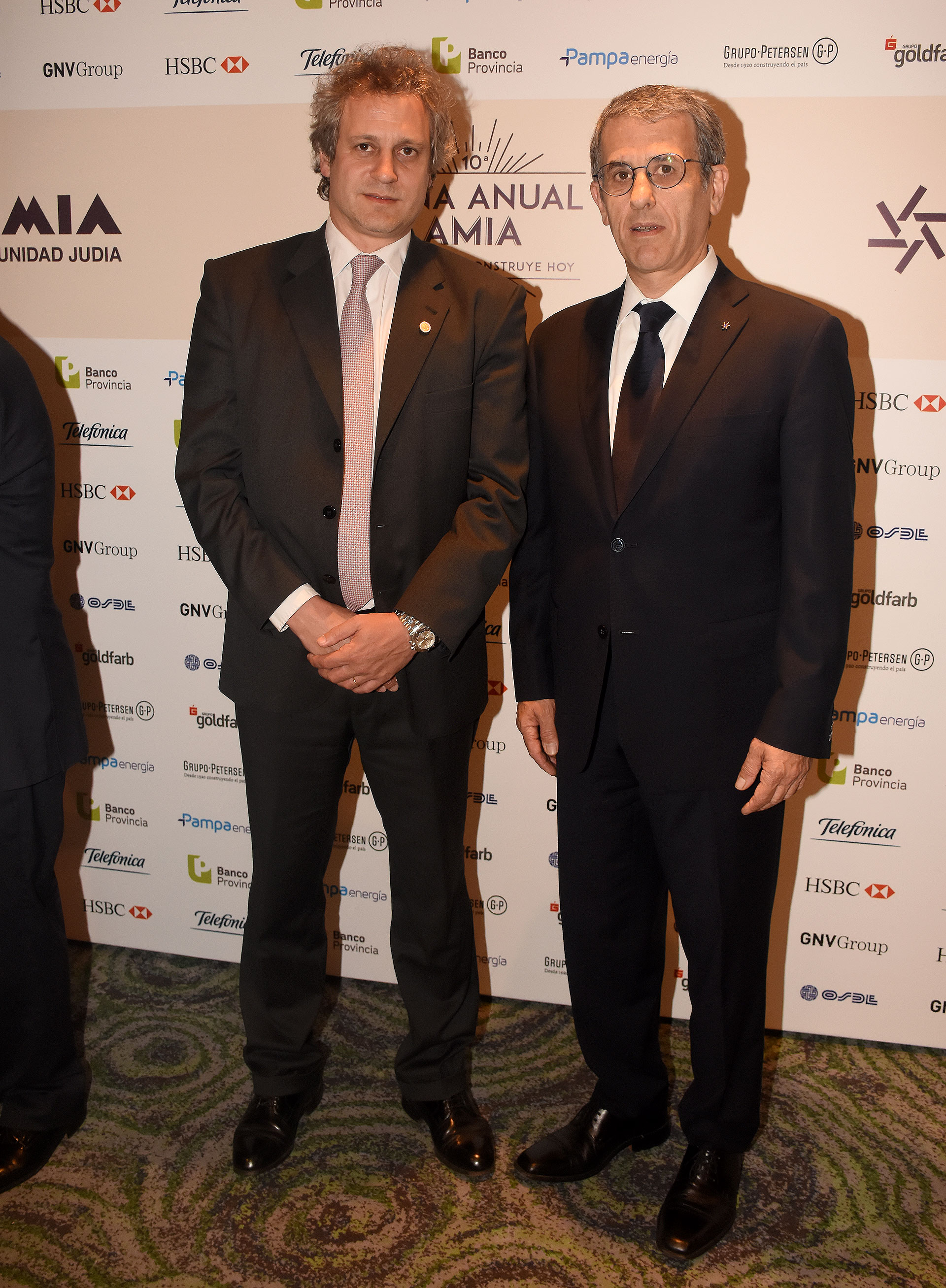 El jefe de Gabinete porteño, Felipe Miguel, y Agustín Zbar. Creada hace 123 años, AMIA impulsa iniciativas y programas solidarios en el ámbito del servicio social, la educación, la creación de empleo, la responsabilidad social empresaria, la integración de personas discapacitadas, la promoción de derechos de los adultos mayores y el fomento de la cultura, entre otros