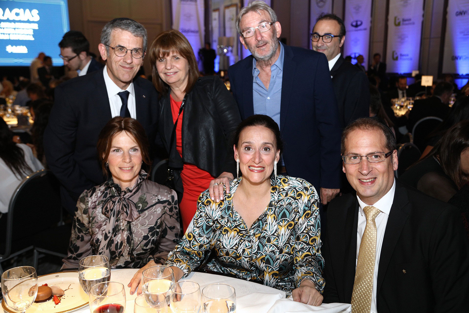 Gabriela Michetti junto al presidente de AMIA, Agustín Zbar y su mujer Patricia; la ministra de Seguridad, Patricia Bullrich, y su marido Guillermo Yanco; y Darío Curiel, secretario general de AMIA