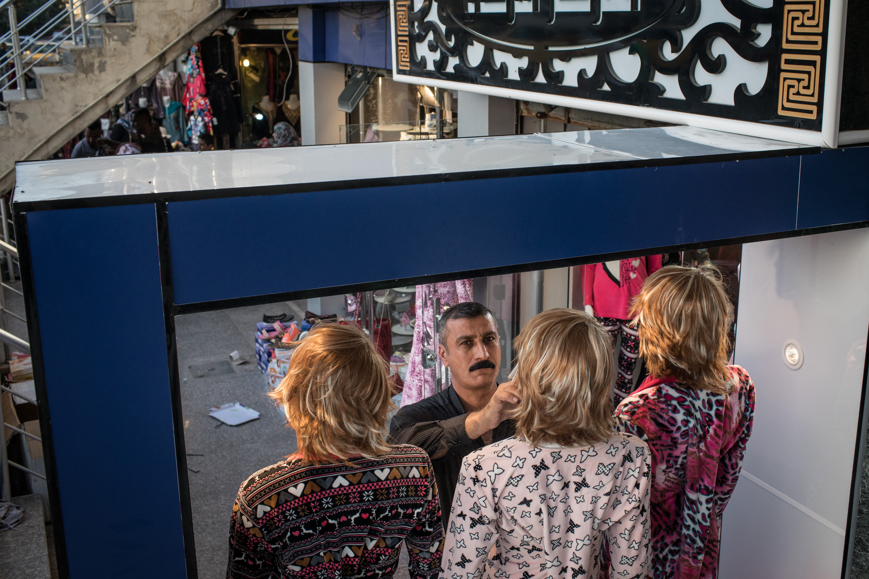Un hombre arregla la vidriera de su tienda (Chris McGrath/Getty Images)