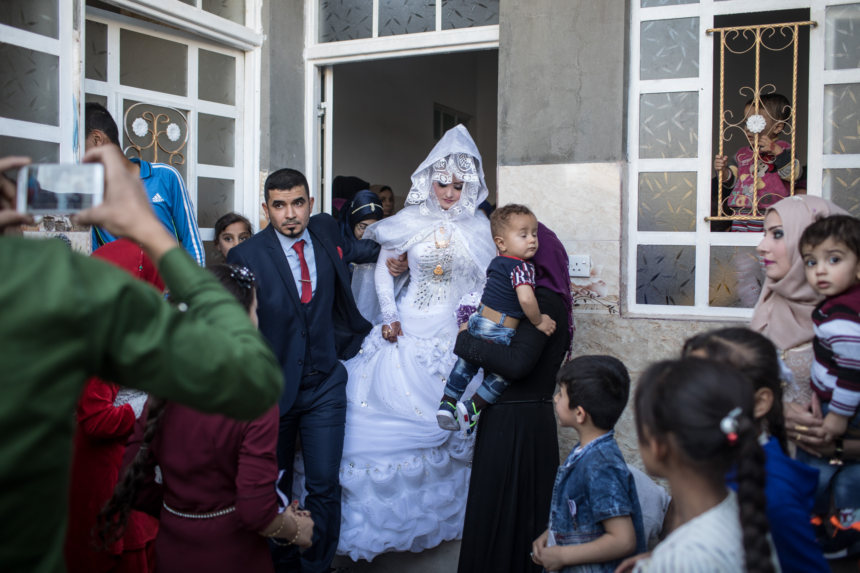 Una pareja recién casada sale de su casa en Mosul (Chris McGrath/Getty Images) ( Chris McGrath/Getty Images)