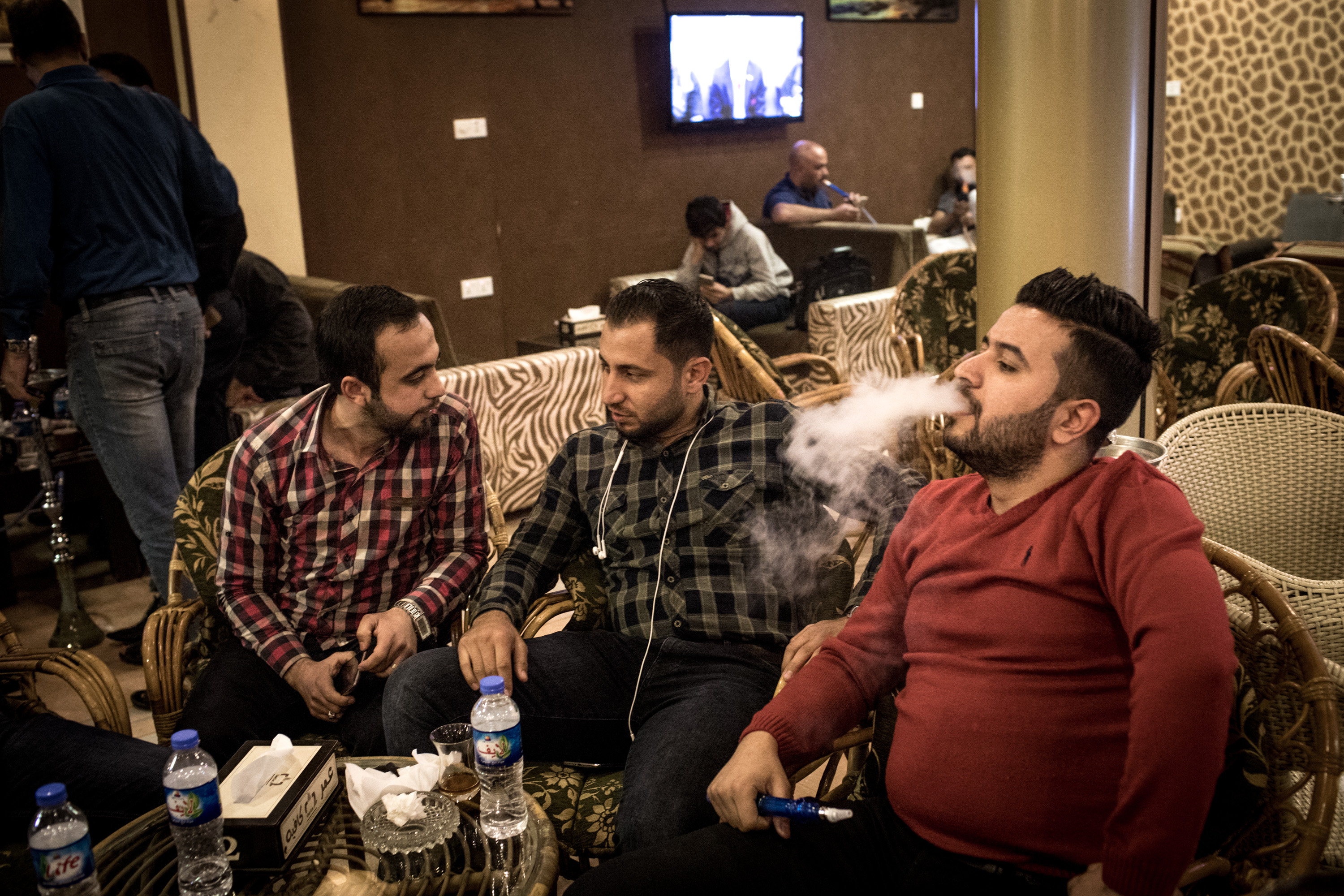 Tres jóvenes charlan y fuman en un bar de Mosul (Photo by Chris McGrath/Getty Images)