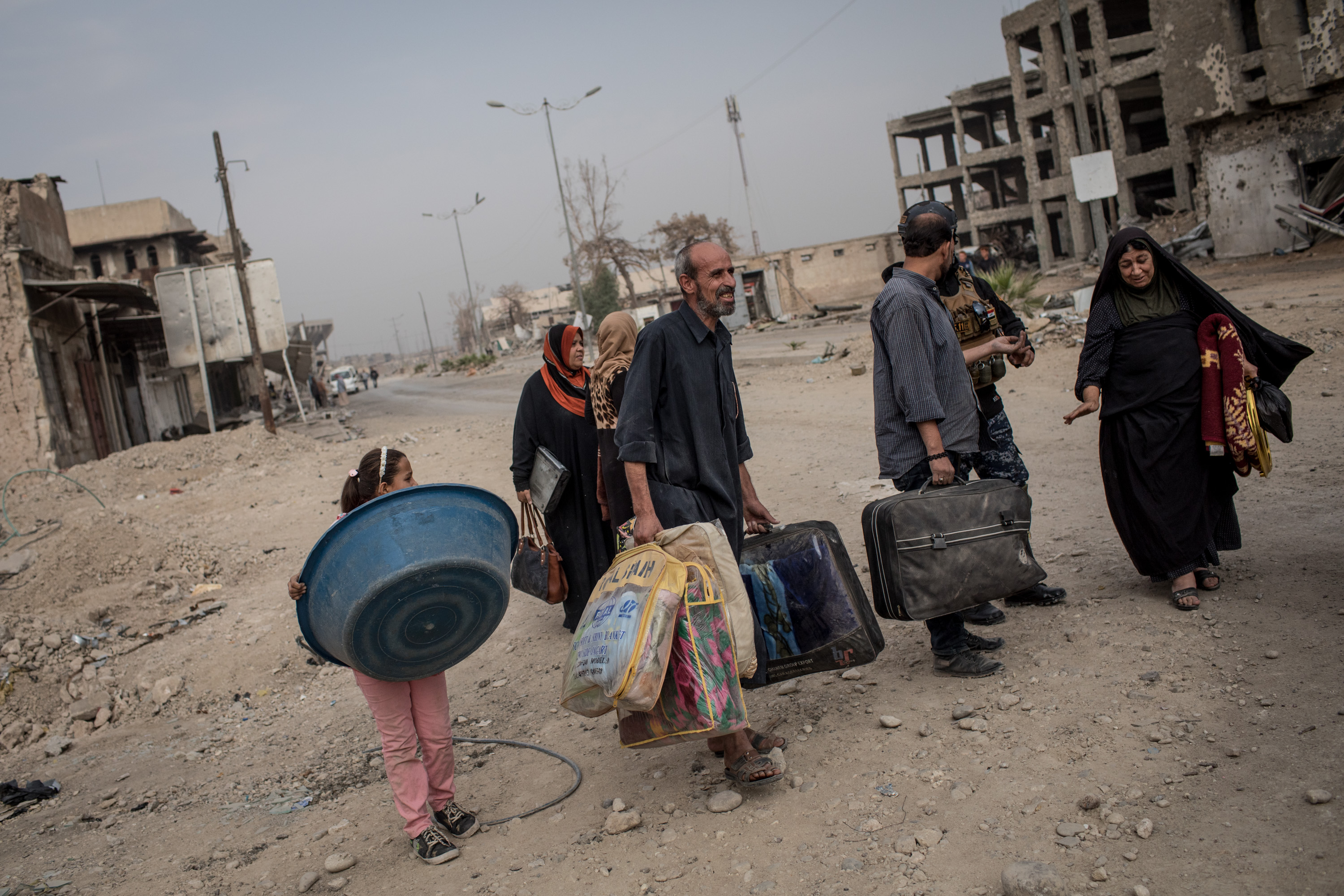 Civiles en una calle destruida (Chris McGrath/Getty Images)