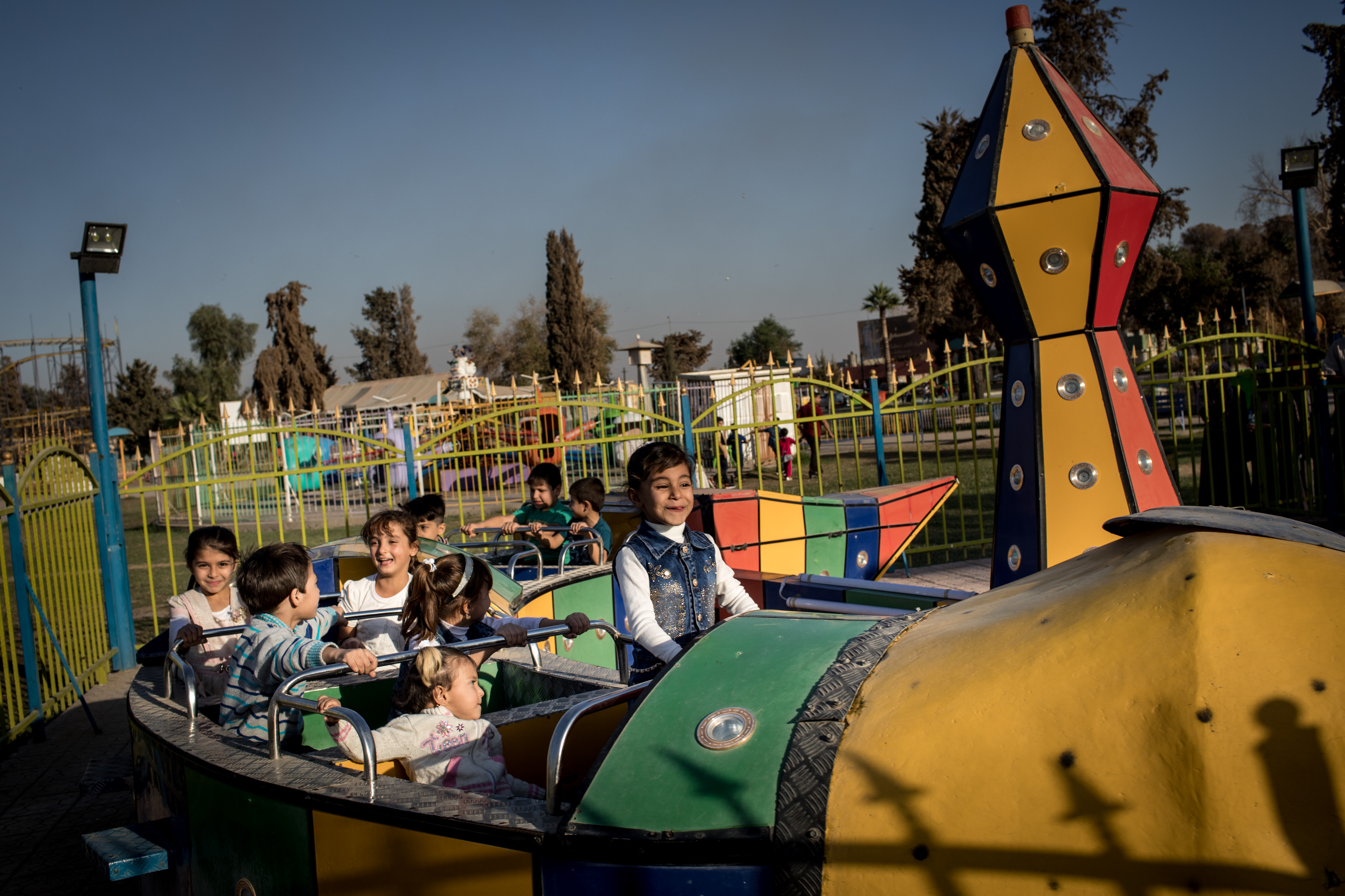 Niños en el parque de atracciones de Mosul (Chris McGrath/Getty Images)