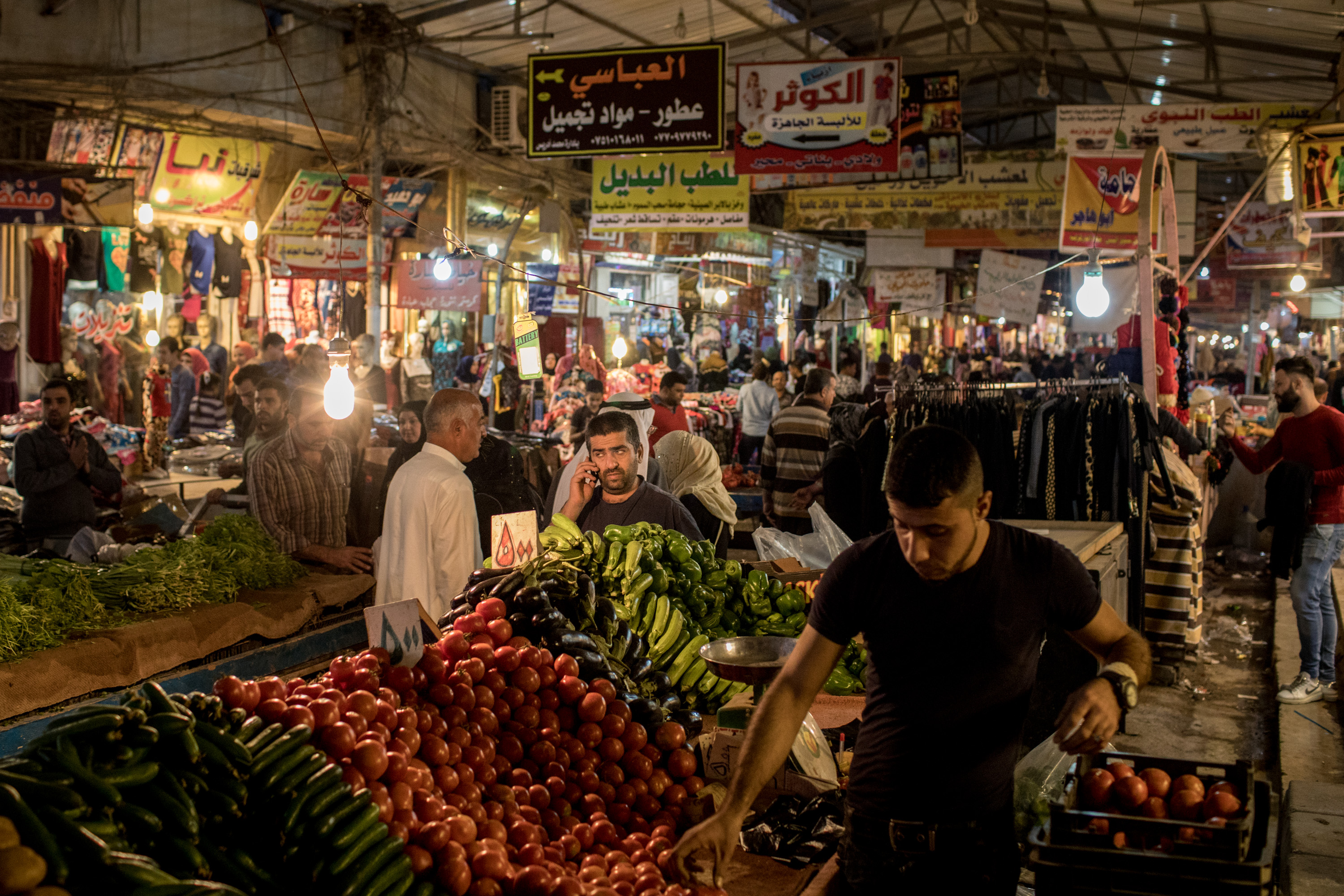 Personas en el mercado Profeta Younis en el este de Mosul (Chris McGrath/Getty Images)