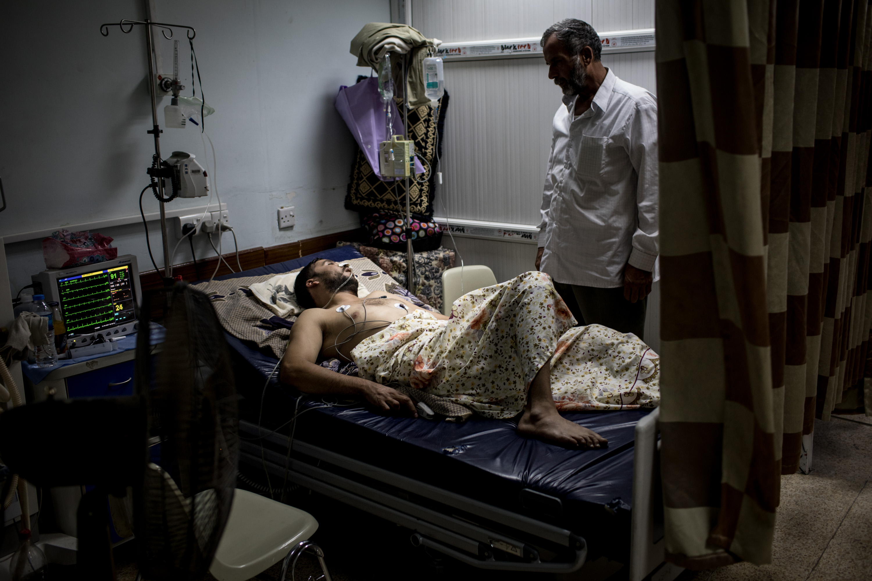 Un hombre en el hospital Salam, que de a poco está volviendo a funcionar otra vez (Chris McGrath/Getty Images)
