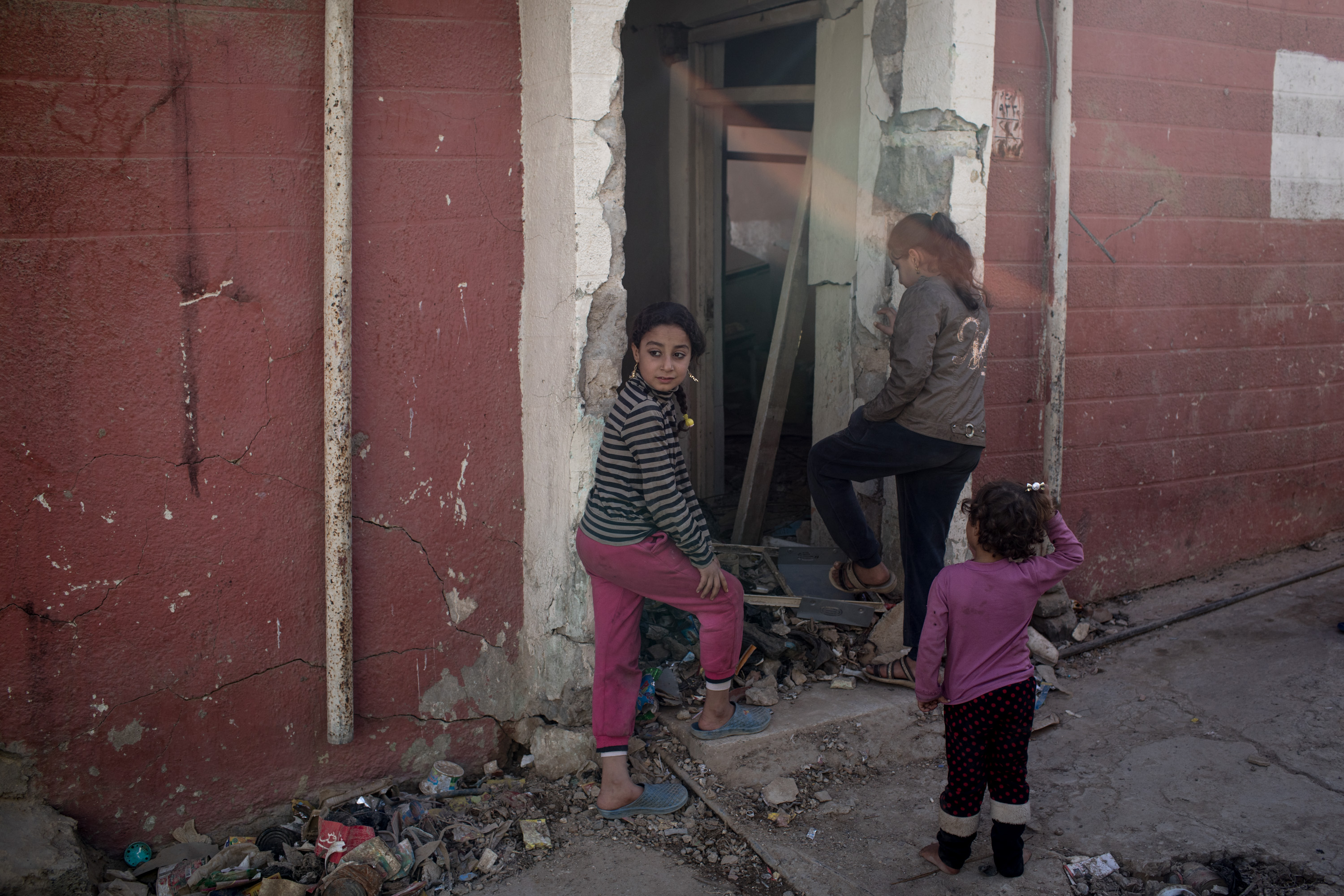 Niños juegan frente a su casa destruida en la zona oeste de Mosul (Chris McGrath/Getty Images)